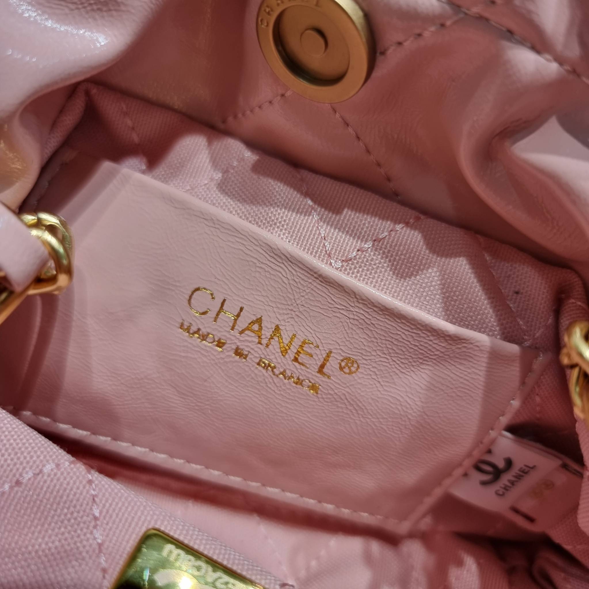 Chanel 22 mini bag / CHANEL 22 MINI HANDBAG พร้อมส่ง 4 สี กระเป๋าสะพาย ดีไซน์เรียบหรู โดดเด่นจากสายสะพายโซ่สีทอง และเหรียญโลโก้ ใช้ได้ง่ายๆไปเลยทุกโอกาส