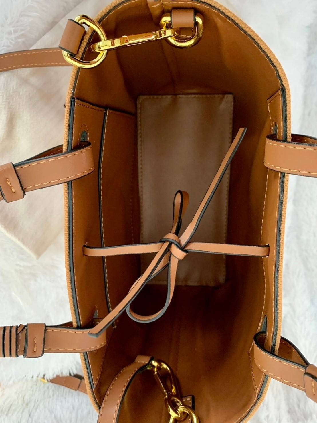 Loewe Anagram leather canvas tote bag / Loewe Tote Bag กระเป๋าโท้ทน้องใหม่ วัสดุทำจากหนังแคนวาส ใช้งานทนทาน ออกแบบมีสายสะพายไหล่และหูหิ้ว เรียกว่าใช้งานได้แบบ 2 in1 งานสวยล้ำ ไม่ซ้ำใคร ปักโลโก้ Anagram ที่ด้านหน้า เปิด-ปิดด้านบนด้วยเชือกผูก ด้านในมีช่องสำ