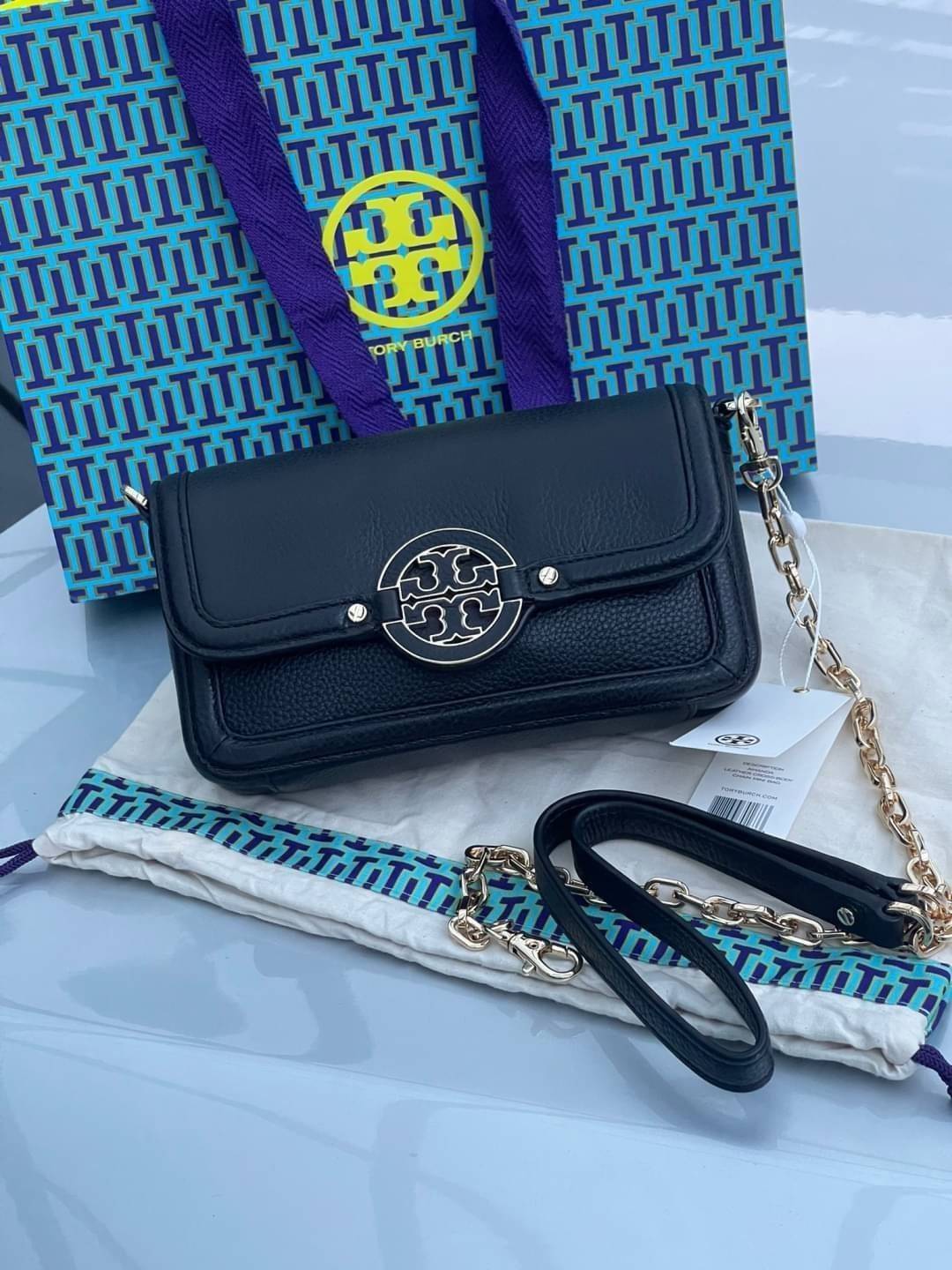 Tory Burch mini Amanda Leather crossbody bag กระเป๋าสะพายทรงครอสบอดี้ ที่ดูเรียบง่ายแต่ยังคงเสน่ห์ความเป็นTory ด้วยโลโก้ที่เป็นซิกเนเจอร์ มีฟังก์ชั่นการใช้งานที่ง่าย และคล่องตัว ทำให้สะดวกใช้งานได้ทุกที่ทุกเวลา สุดคลาสสิกและดูแพงด้วยโลโก้ด้านหน้าอะไหล่สีท