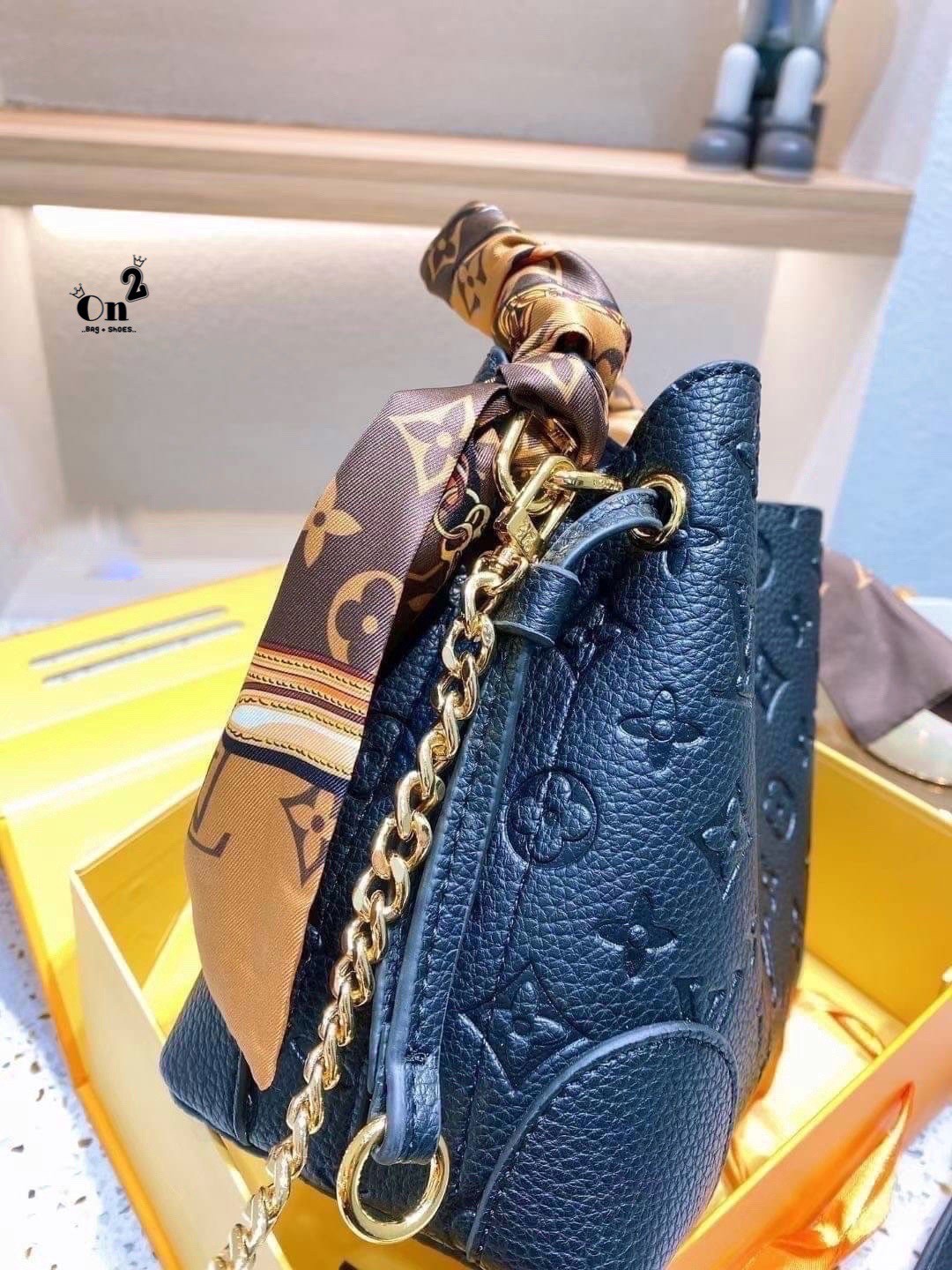 LV NeoNoe Beloved Monogram กระเป๋าสะพายทรงหรูหรา มีสไตล์ เป็นเอกลักษณ์ลงตัวสมบูรณ์แบบ จุของได้เยอะมาก งานปั้มลายโมโนแกรมเต็มใบ ใบจริงสวยมากกกก ได้สวยก่อนใคร ต้องจัดแล้วจ้า พร้อมส่งความสวยที่นี่ ที่เดียว!!