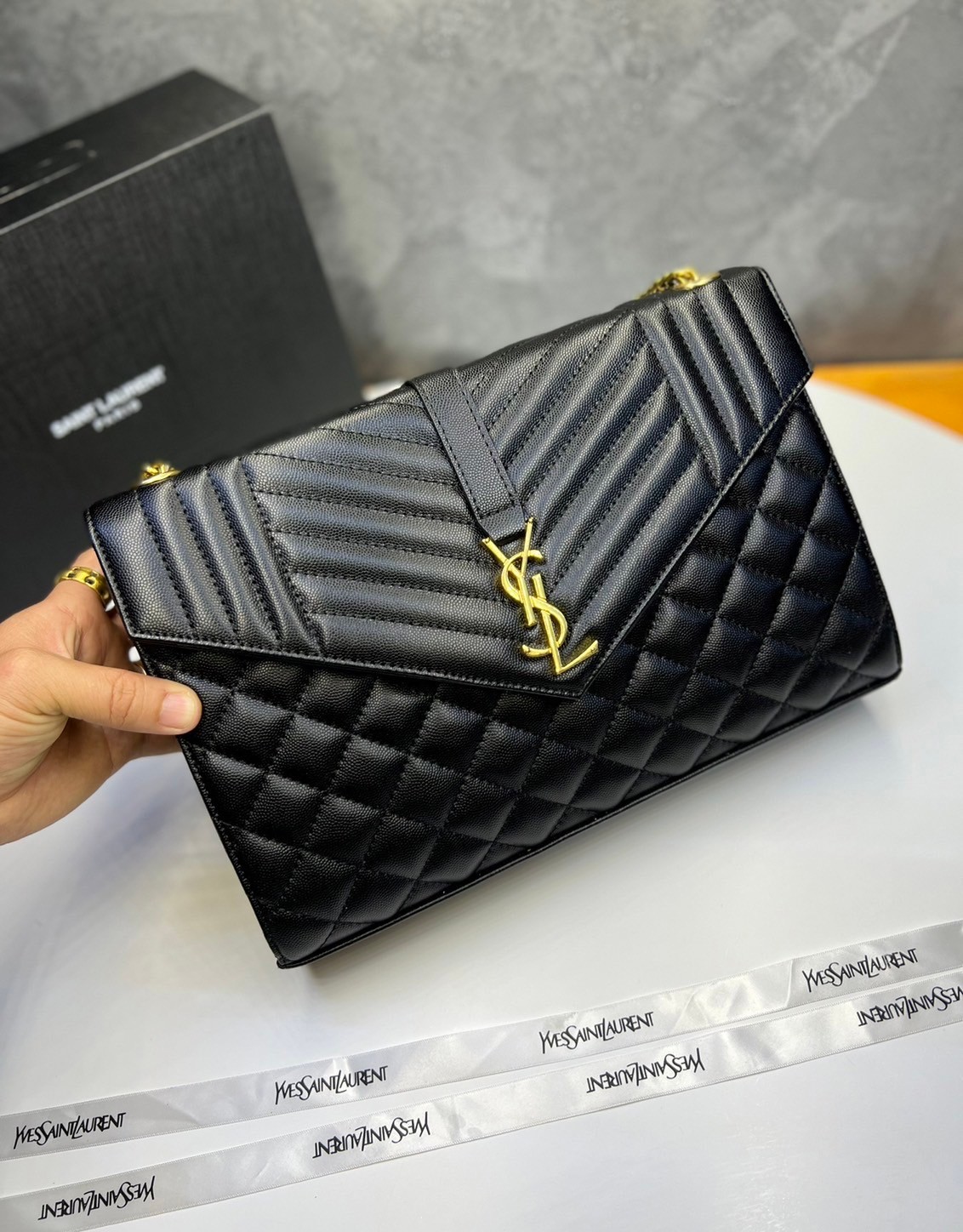 หนังแท้ YSL Saint Laurent Large Cassandra quilted shoulder bag กระเป๋าสะพายใบใหญ่ ดีไซน์ทรงสวยหรู ตอบโจทย์ได้ทุกสไตล์ ภาพสินค้าถ่ายจากงานขายจริง ใช้งานต่างประเทศได้