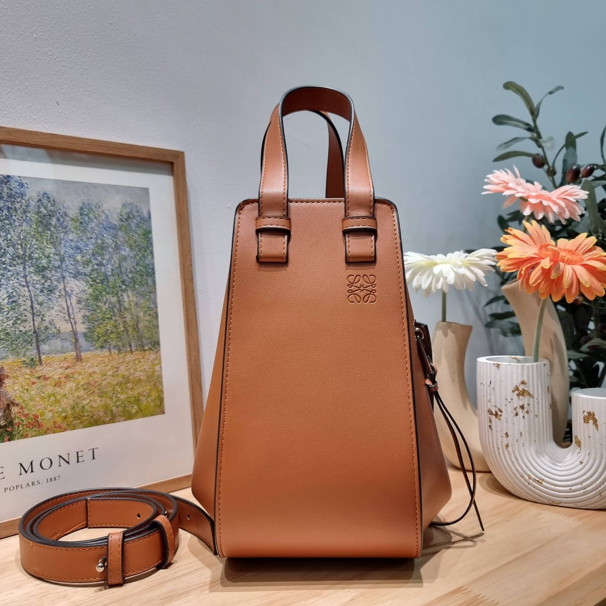 LOEWE SMALL HAMMOCK IN CLASSIC CALFSKIN พร้อมส่ง กระเป๋าสะพายดีไซส์เก๋ สามารถปรับเปลี่ยนรูปทรงได้หลากหลาย มีลูกเล่นทำให้ใช้ได้ไม่มีเบื่อ