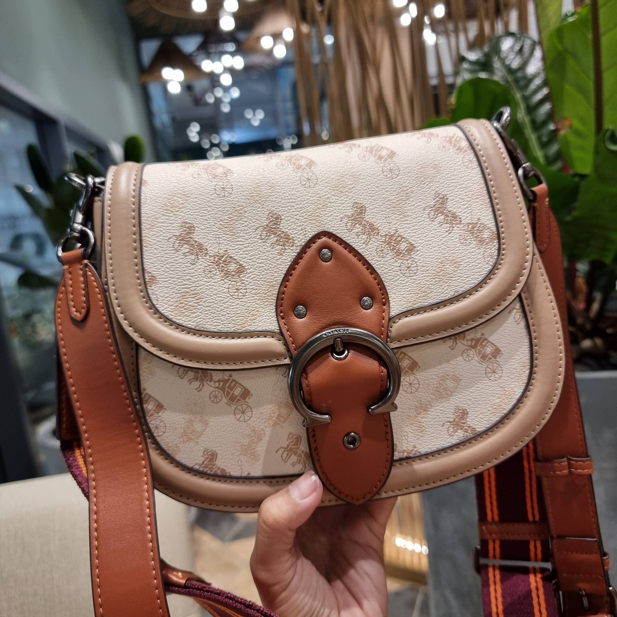 COACH C0745 BEAT SADDLE BAG WITH HORSE AND CARRIAGE PRINT The best item! ที่สาวๆรอคอย! ฮอตไฟลุก! สีหายาก ละมุนคุณหนู คอลเลคชั่นใหม่ ดีไซน์หรูหรา พิเศษมากๆมาพร้อมสายสะพาย 2 เส้น ใช้คู่กันหรือแยกสะพายก็สวยครบสูตร กระเป๋าสะพายทรง saddle คลาสสิค เปิด-ปิดด้วยก