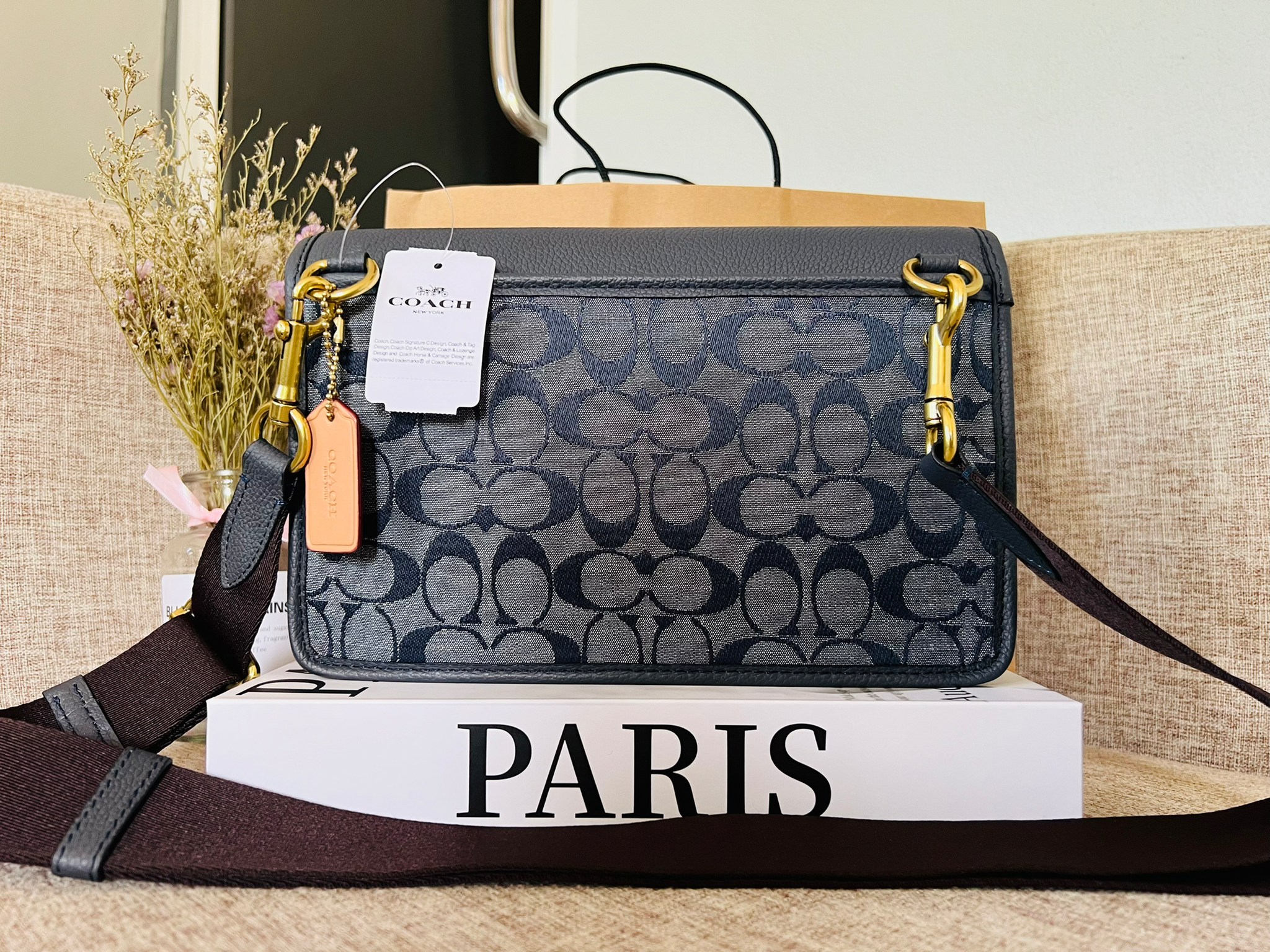 COACH Turner Flap Crossbody In Signature Chambray C8185 กระเป๋าสะพายหนังแชมเบรย์ซิกเนเจอร์และหนังธรรมชาติ ด้านในกระเป๋าซิป กระดุมแป๊ก ซับในหนัง กระเป๋าสลิปด้านนอก สายสะพายถอดได้ ยาว 25” สำหรับสะพายไหล่หรือสะพายข้าง