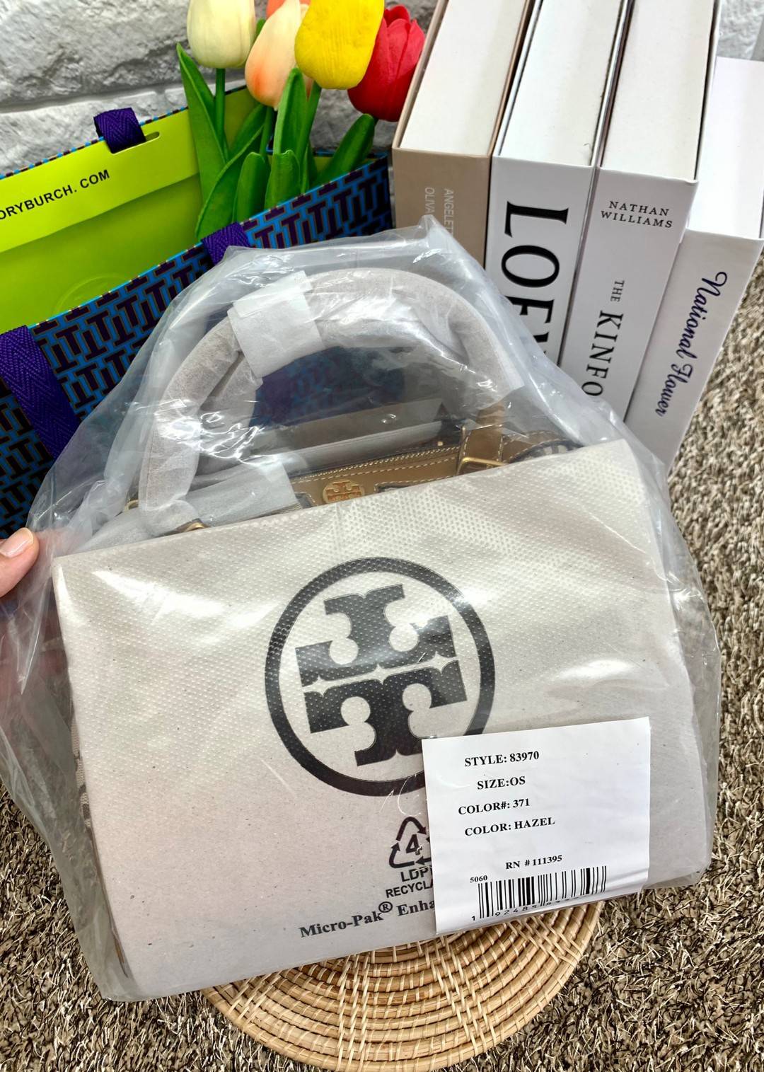 สวยก่อนใครแน่นอนค่ะนาทีนี้💋 💥รุ่นที่กำลังฮิตมากตอนนี้ของเหล่าคนดังใน ตปท.! TORY BURCH T MONOGRAM JACQUARD BARREL ((ใบใหญ่)) พร้อมส่งที่ไทยทันที! กระเป๋าทรงหมอนจาก Tory burch วัสดุ jacquardทอลายแบรด์+หนังแท้ ได้สวยงามหรู ดูคลาสสิคมากๆค่ะ เป