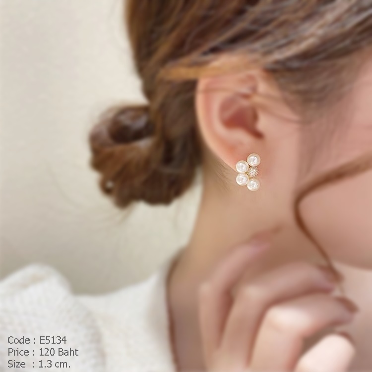 ต่างหูมุกเม็ดเล็ก ล้อมบอลสีทองฝังเพชร
