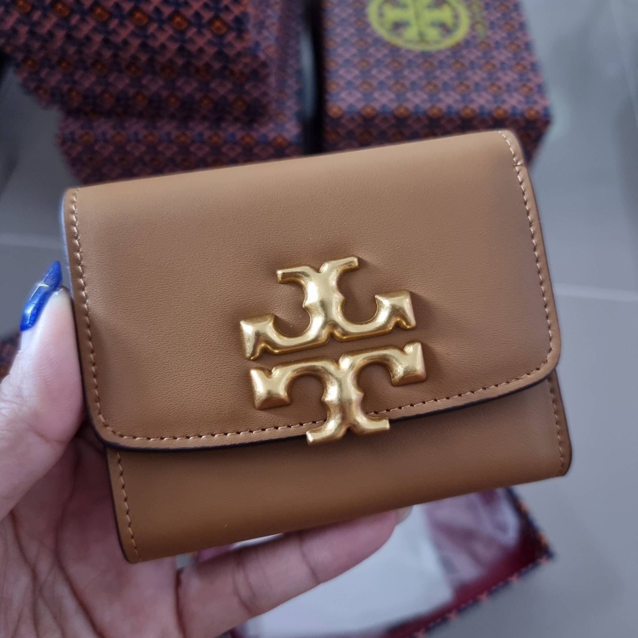 Tory wallet bag / TORY BURCH ELEANOR COMPACT WALLET กระเป๋าสตางค์ใบสั้นรุ่นขายดี แบบพับ ตัวมัมตัวแม่มากๆ ดูหรูหราทุกสี ดีไซน์คลาสสิค ขนาดกำลังพอเหมาะ โดดเด่นด้วยโลโก้สีทองดูแพง
