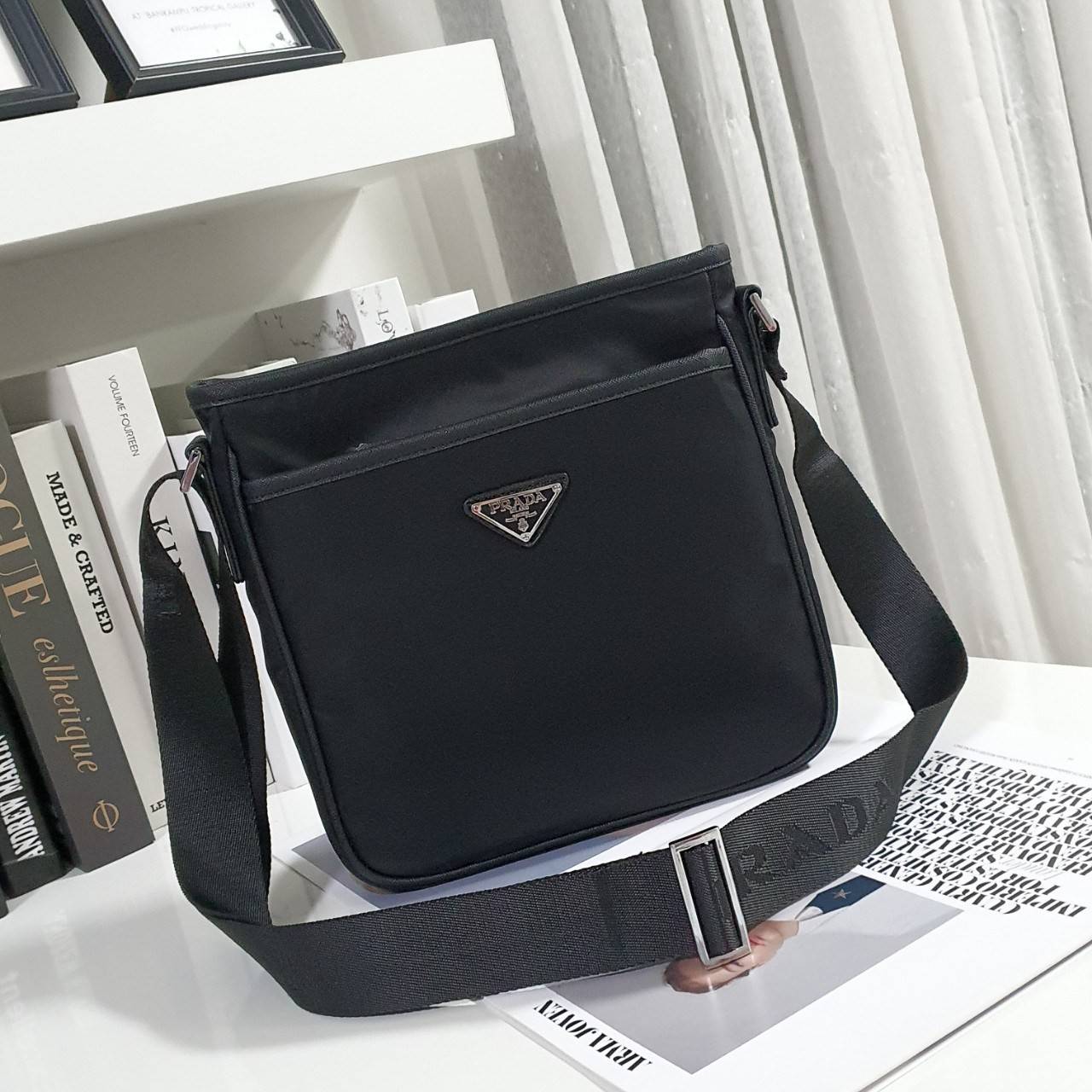 PRADA Re-Nylon logo-plaque messenger bag พร้อมส่งรุ่นใหม่ จากแบรนด์Prada ทรง Messenger ทรงยอดฮิตของคุณผู้ชายเลยค่ะ วัสดุทำจากผ้าNylon อย่างหนา กันน้ำได้คะ มีโลโก้แบรนด์อยู่ข้างหน้า ตัวกระเป๋าอยู่ทรง อะไหล่เงินทั้งใบ ด้านในบุผ้าลายแบรนด์อย่างดี เปิดปิดด้วย
