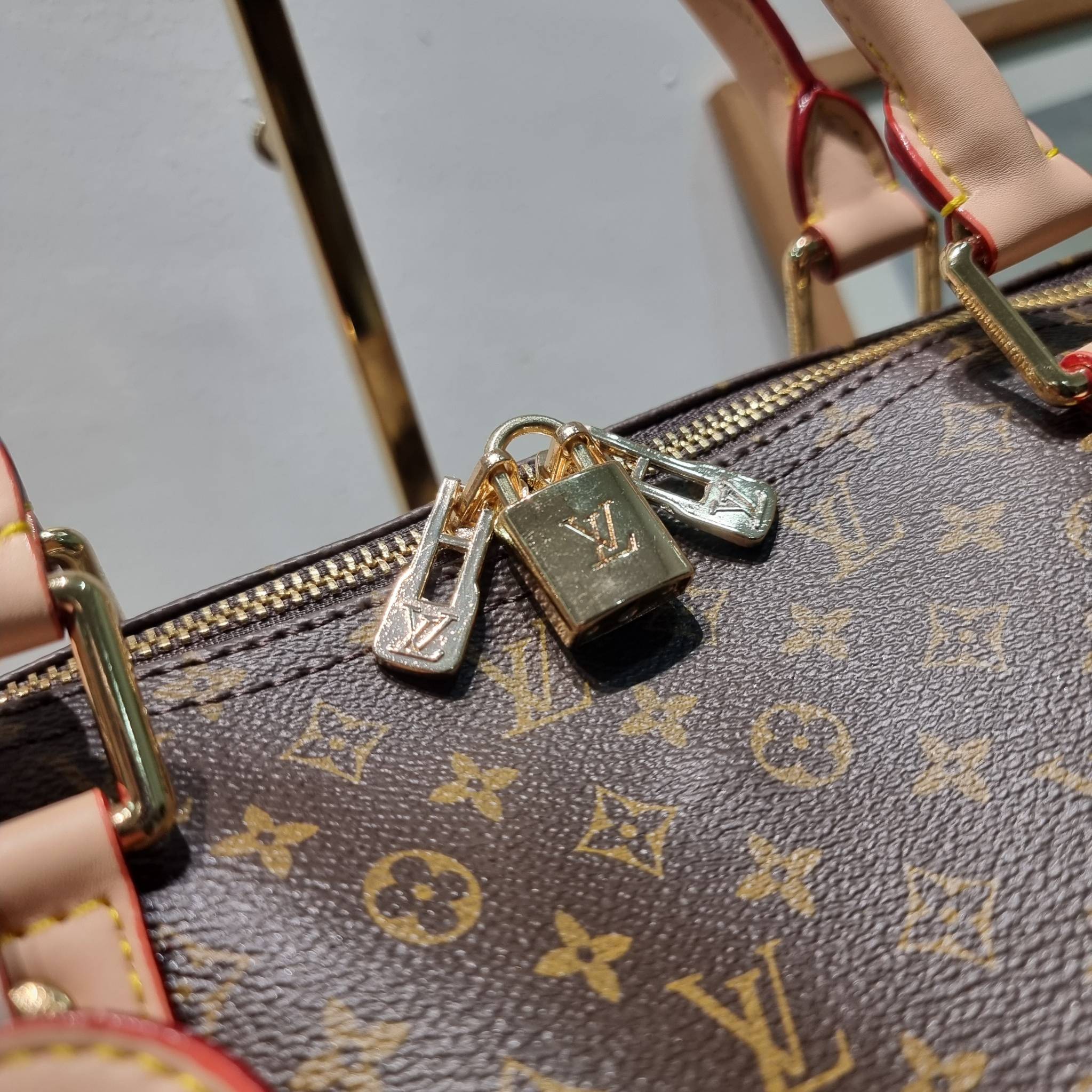 LV KEEPALL BANDOULIERE กระเป๋าเดินทางสุดคลาสสิค ทึ่ใครๆก็เฝ้ารอ ไอเท็มที่จะทำให้การเดินทางไม่ธรรมดาอีกต่อไป ด้วยดีเทลความเป็นเอกลักษณ์ เรียบแต่หรู วัสดุหนังแคนวาสคุณภาพดี ลวดลายโมโนแกรม เปิด-ปิดด้วยซิปแน่นหนา มีกุญแจล็อคได้ มีสายสะพายครอสให้ ภายในโล่งกว้า