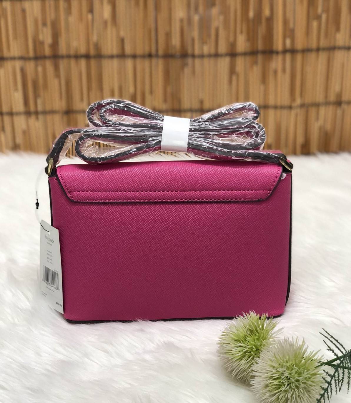 Kate Spade New York Crossbody Bag กระเป๋าสะพาย crossbody size mini กำลังน่ารัก วัสดุหนังลาย saffiano น้ำหนักเบา ด้านหน้ามี logo brand เปิดเปิดกระเป๋าแบบหมุนล็อค ภายในโล่งใส่มือถือได้ทุกรุ่น ใส่กระเป๋าสตางค์ใบสั้น, มือถือได้ทุกรุ่น ภายในมี 1 ช่องเล็ก ใส่มื