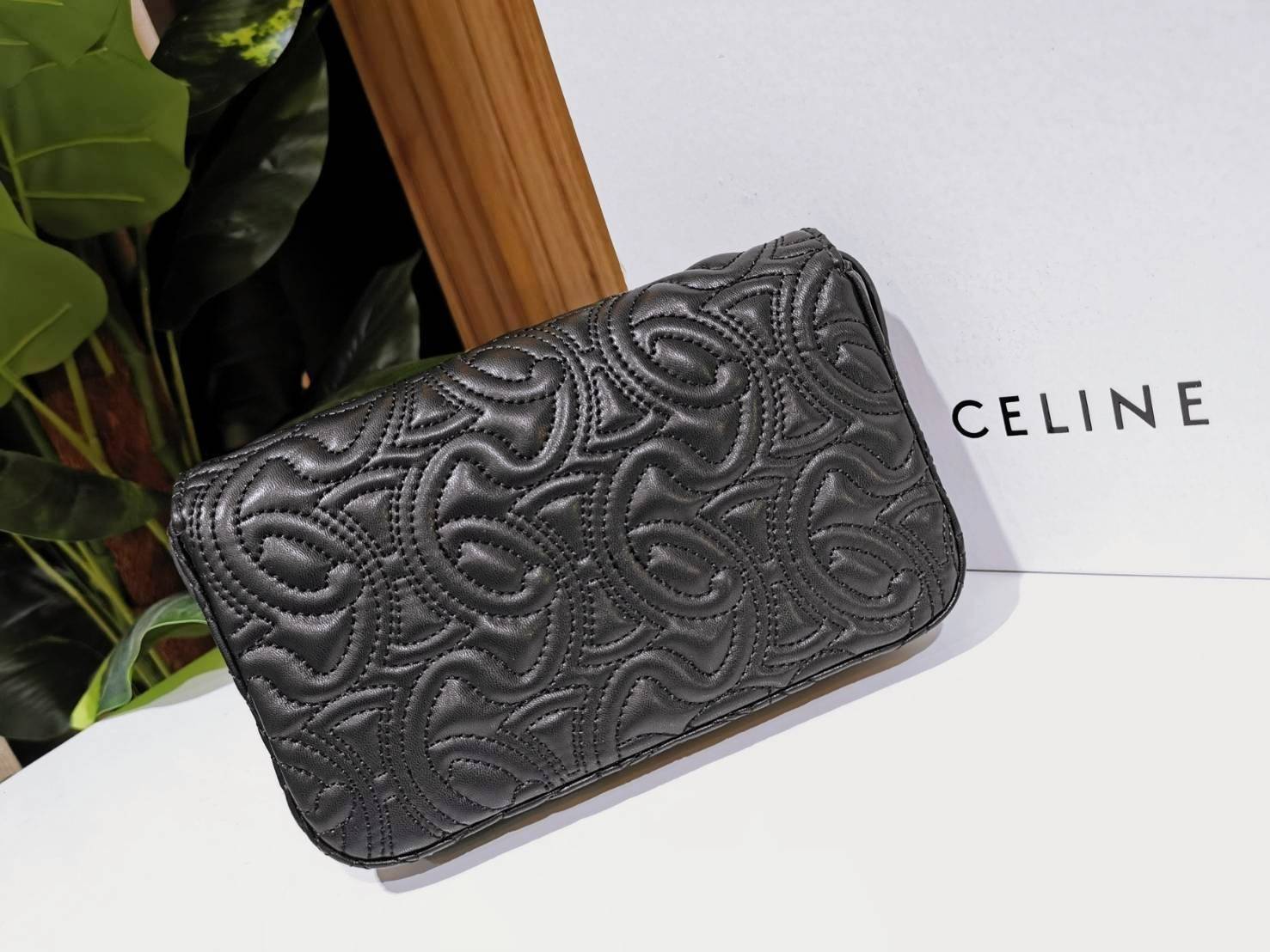 พร้อมส่งความสวย! ไอเท็มหายาก! ห้ามพลาดค่ะ! CELINE TRIOMPHE SHOULDER BAG VIP วัสดุหนังแท้ลวดลายเอกลักษณ์ของ CELINE TRIOMPHE ดีไซน์ยอดนิยมสไตล์สาว LISA เปิดปิดด้วยฝาปิดโลโก้แบรนด์อะไหล่ทอง ภายในโล่งกว้าง ใส่มือถือ กระเป๋าสตางค์ เครื่องสำอางค์ ของใช้จุกจิกได