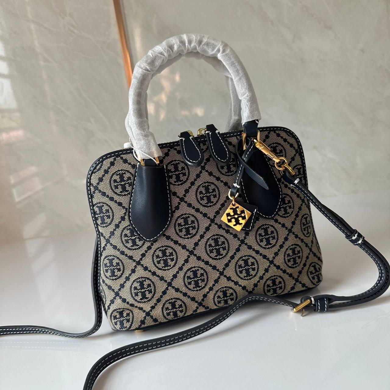TORY BURCH MINI PEBBLED SWING BAG / Tory Mini Swing Bag in Pebbled Leather / T Monogram Jacquard Swing Bag กระเป๋าสะพาย คอลเลคชั่นใหม่ล่าสุดดีไซน์สุดคลาสสิก รูปทรงโดม