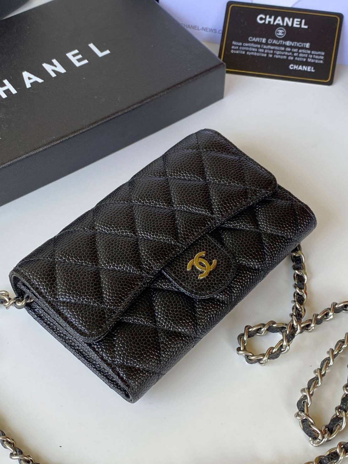 หนังแท้ CHANEL WALLET WITCH CHAIN รุ่นยอดนิยมไอเท็มฮิตวัสดุหนังคาเวียร์สวยคลาสสิคเปิดปิดด้วยฝาปิดกระดุมด้านหน้ามีโลโก้แบรนด์อะไหล่ทองสวยหรูดูดีมาพร้อมสายโซ่อะไหล่เงินและทอง ร้อยหนังจะสะพายไหล่ หรือ Crossbody ภาพถ่ายจากงานขายจริงสวยน่าใช้ Chanel mini นาทีน