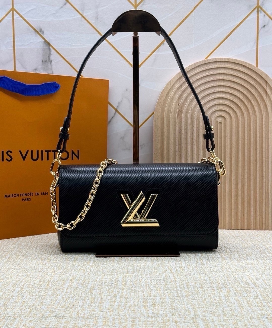 ORI หนังแท้ | LV Twist West Bag กระเป๋าสะพายหนัง Epi ลายเกรน สุดคลาสสิกมาดีไซน์ใหม่ในรูปทรงยาวเผยลุคมีระดับเหนือกาลเวลา ความหรูหราเข้ากับสตรีตสไตล์
