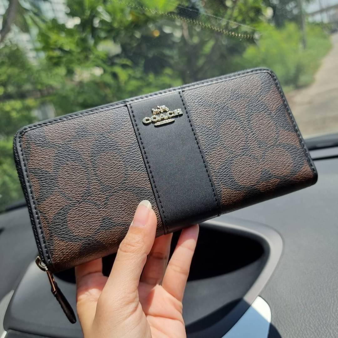 COACH F54630 ACCORDION ZIP WALLET IN SIGNATURE COATED CANVAS WITH LEATHER STRIPE กระเป๋าสตางค์ใบยาวรุ่นคลาสสิค คัดสีขายดีมาให้กันเลยจ้า ♥️ วัสดุหนังแคนวาสเคลือบลาย เปิด-ปิดด้วยซิปรอบ รูดใช้งานง่าย ใส่บัตรได้ มีช่องซิปใส่เหรียญ ใส่มือถือได้ พกใบนี้ใ