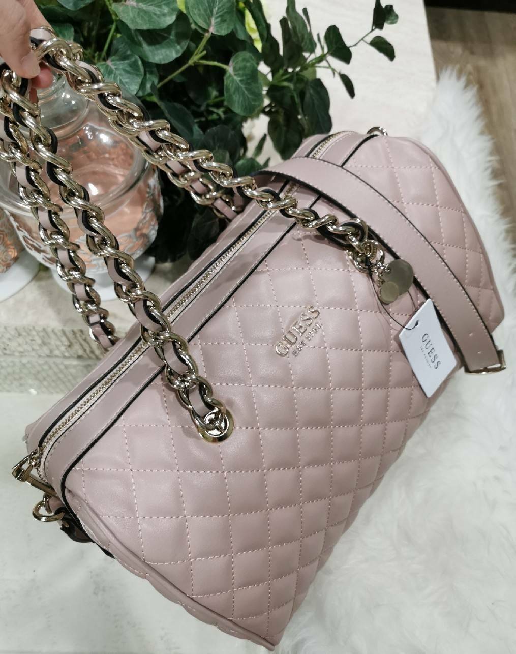 GUESS WOMEN’S BOWLING BAG กระเป๋าสะพายทรง Bowling รุ่นใหม่ล่าสุดจาก GUESS FACTORY หนังนิ่มลายตารางสวยอยู่ทรงใบใหญ่กำลังดี ด้านหน้าประดับโลโก้หูหิ้วโซ่ร้อยหนังสะพายไหล่ได้เเข็งแรงรับน้ำหนักได้เยอะ เปิดปิดด้วยซิปสะดวกใช้ มีหมุดรองฐานกันรอย ภายในมีช่องซิปและ