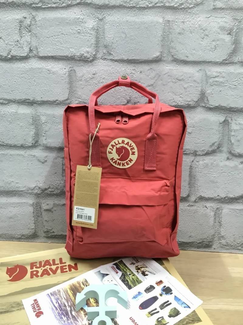 Kanken backpack รุ่น Classic แบรนด์ดังจากสวีเดนที่นิยมกันมากในหมู่วัยรุ่น กระเป๋าเป้ที่มีน้ำหนักเบา แต่มีความทนทาน และช่องว่างต่างๆมากขึ้น มีซิปหน้าสำหรับใส่ของกระจุกกระจิก และหูหิ้วทั้งด้านหน้าและด้านหลัง สำหรับการหิ้วถือได้สะดวก ใส่มินิไอแพค กระเป๋าสตาง