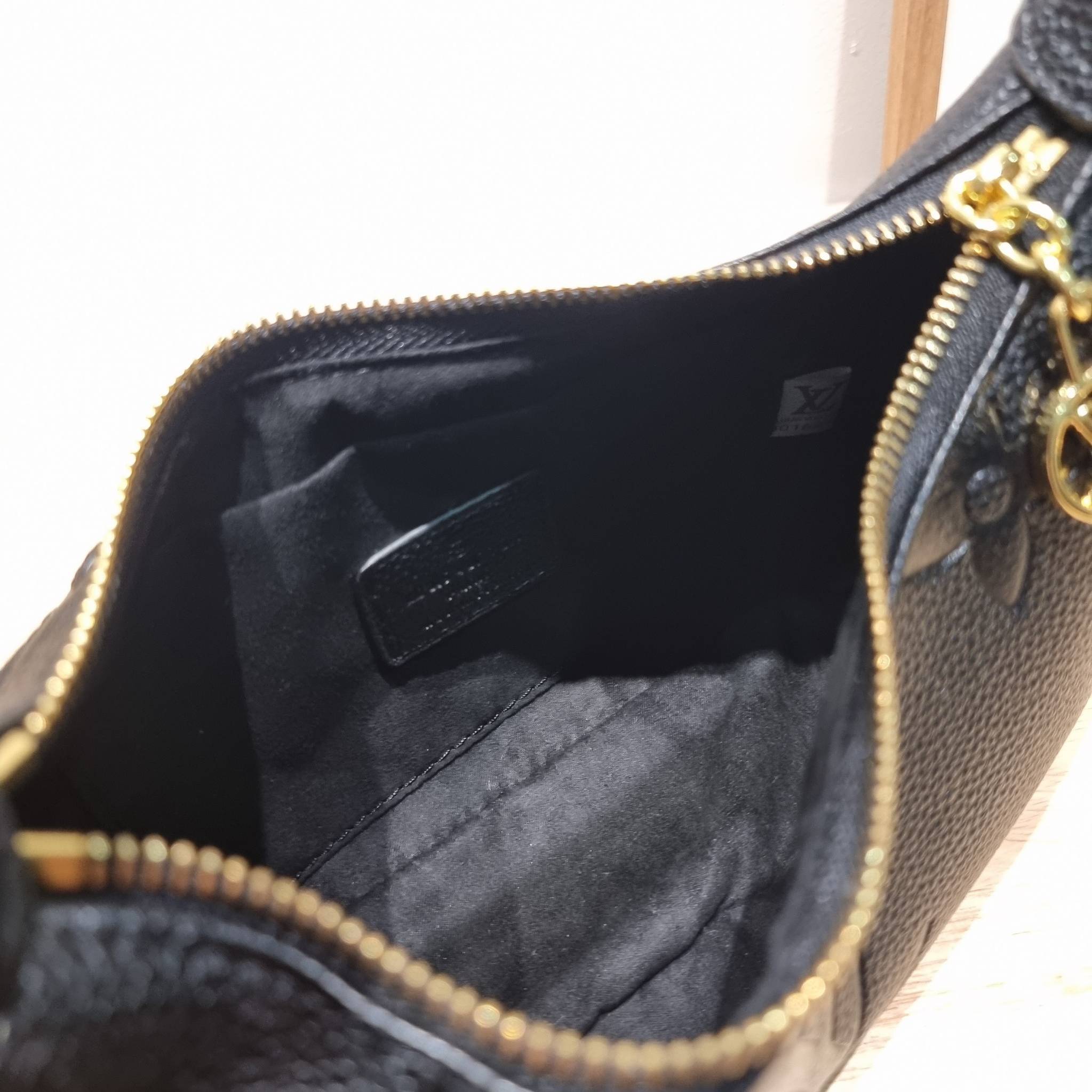 LV Mini Moon Monogram Empreinte Leather ใหม่ล่าสุด สวยสับ สวยตัวแม่ ไอเท็มเก๋ๆ ใบเดียวก็เลิศ กับกระเป๋าสะพายทรงพอช ขนาดกำลังน่ารัก พกพาง่าย รูดใช้งานสะดวกด้วยซิป ภายในเป็นช่องโล่ง มีช่องซิป ส่วนสายสะพายปรับสั้นยาวได้ตามเหมาะสม ดูดี ดูแพงทุกสี