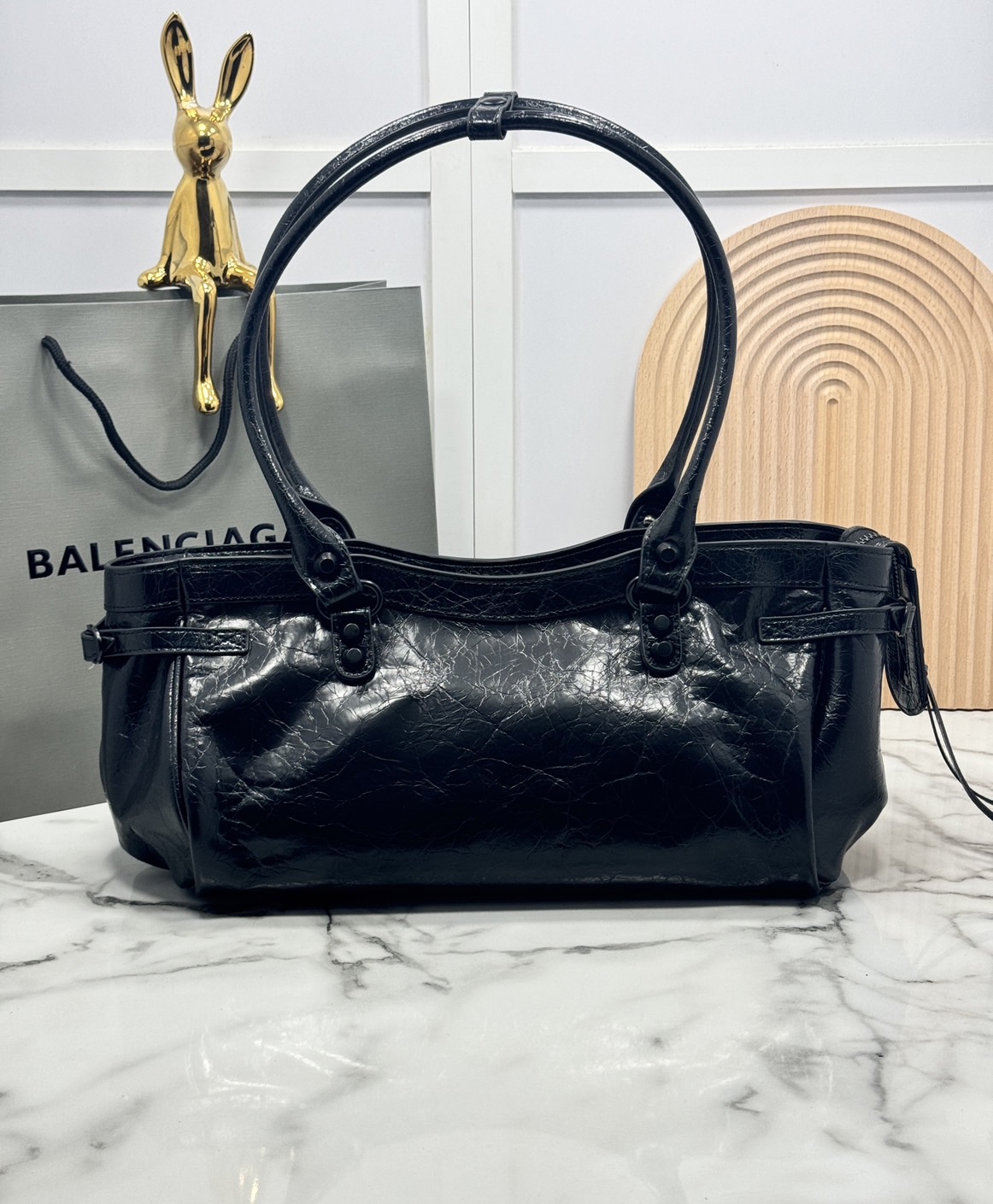 ORI หนังแท้ | Balenciaga Le City Bag East-west Bag 32cm กระเป๋าถือ/สะพายข้างทรงยาวดีไซน์โดดเด่นสวยเท่ล้ำสมัย ที่สุดแห่งความไอคอนิกไม่เหมือนใคร มีกิมมิคและลูกเล่นแพรวพราว