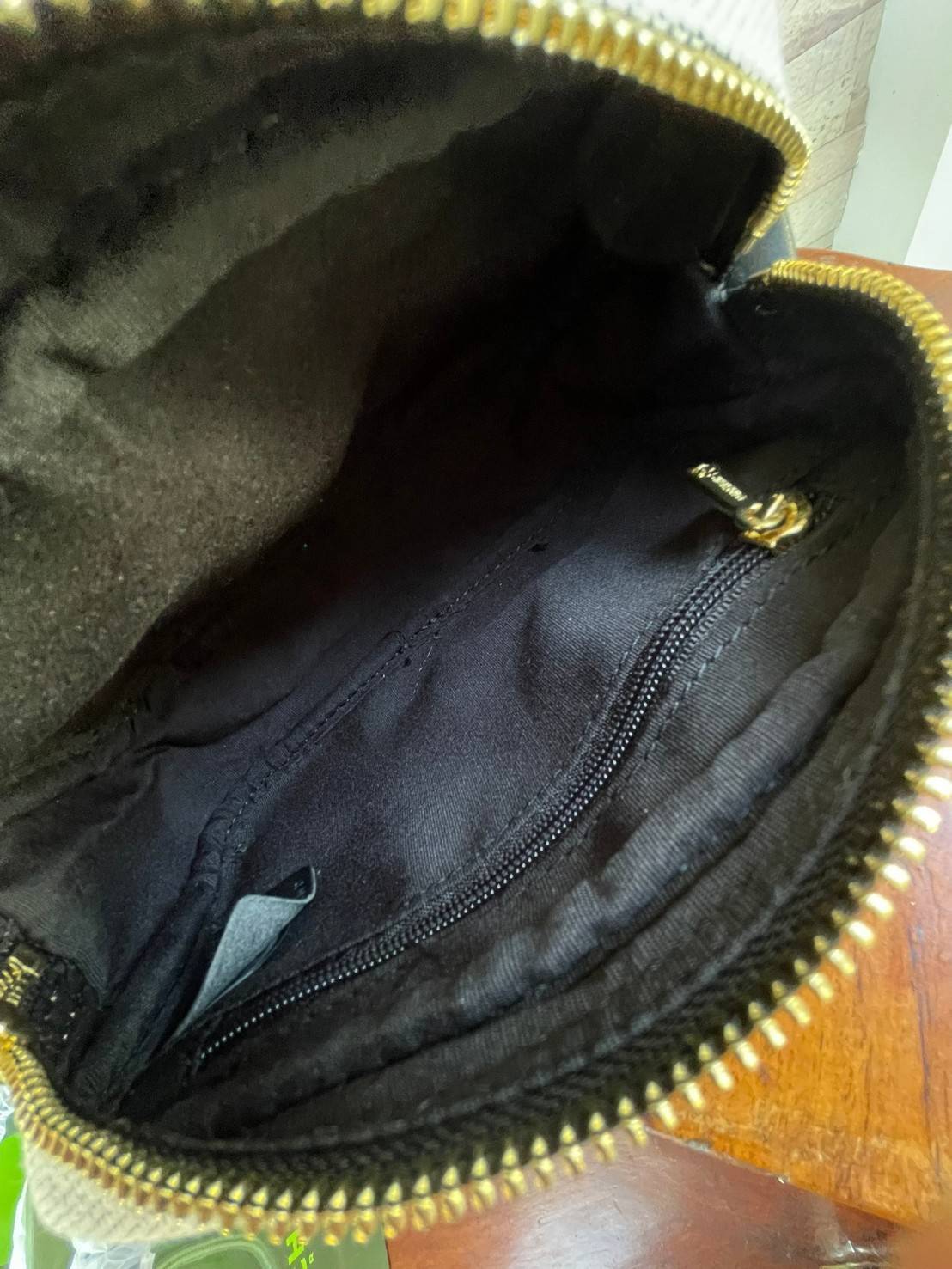 Longchamp Roseau Canvas Crossbody Bag ขนาดที่มีความกะทัดรัดมากกว่าและเหมาะกับสรีระของผู้หญิง ทำให้เคลื่อนไหวได้สะดวก สำหรับใครที่ต้องการกระเป๋าแบบใช้งานได้แบบคล่องตัว Longchamp รุ่นนี้สามารถตอบโจทย์ได้ดี ด้วยขนาดและน้ำหนักที่เบามีขนาดกะทัดรัดลงตัว เพิ่มเต