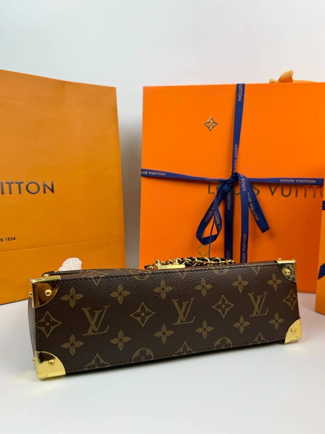 ORI หนังแท้ | LV Trunkie bag กระเป๋าสะพายรุ่นใหม่ ดีไซน์ร่วมสมัยโดดเด่นด้วยมุมโลหะ เฉลิมฉลองเอกลักษณ์ที่สืบทอดมาอย่างยาวนาน ผสานฟังก์ชันการใช้งานเข้ากับความหรูหรา Monogram แคนวาสตกแต่งหมุดสีทอง