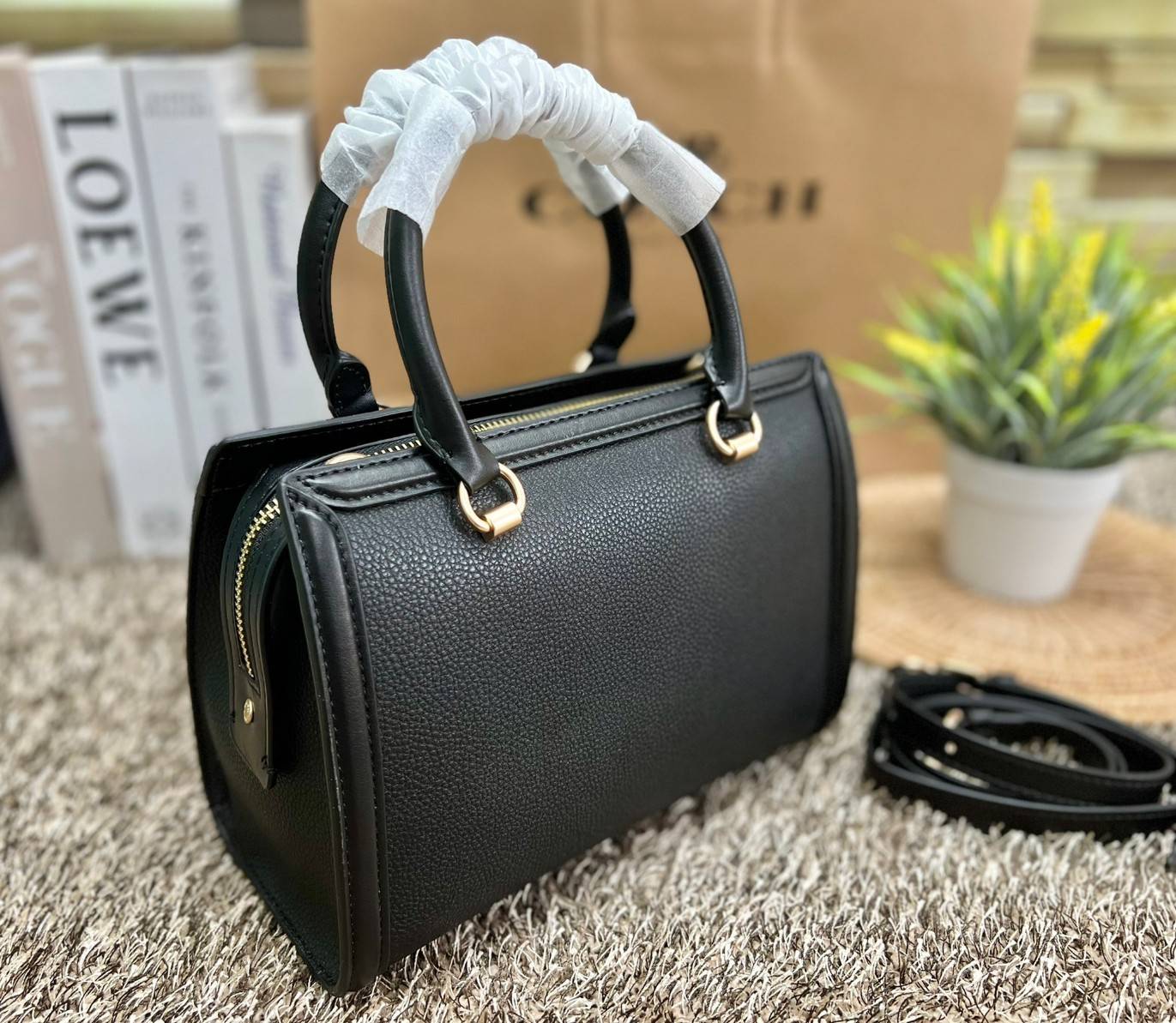 COACH GRACE CARRYALL BAG((cc141)) สวย หรู มาเลยจ้าา พร้อมส่ง! กระเป๋าหิ้ว//สะพายแบบครอสบอดี้ร์ หนังแท้ ทรงสวยหรู อัพลุคให้คุณผู้หญิงดูดีได้เลยทีเดียวค่ะ ด้านหน้าออกแบบเป็นช่องกระดุมแม่เหล็กพร้อมป้ายโละหะแบรนด์เด่นหรูค่ะ เปิด-ปิดกระเป๋าด้วยซิป ภายในใส่กระเ