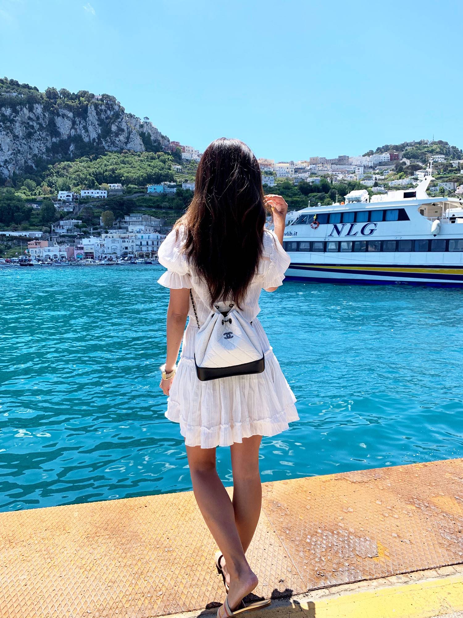 Chanel gabrielle backpack ไอเท็ม best seller กับรุ่นสุดปังในรูปแบบกระเป๋าเป้ ดีไซน์หรูคลาสสิค สายสะพายในตัวรูดปากกระเป๋าเก็บทรงได้ หรือจะรูดด้านหน้ายาวสุด