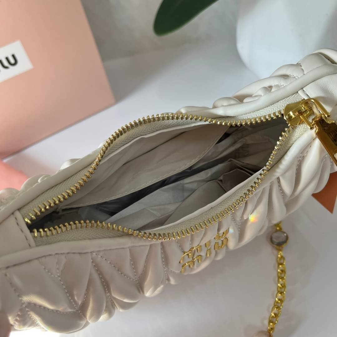 MIU MIU matelasse nappa leather shoulder bag กระเป๋าสะพายข้าง สายสะพายประดับไข่มุกและคริสตัล ให้ความละมุม ลุคคุณหนูน่ารักสุดๆคะ