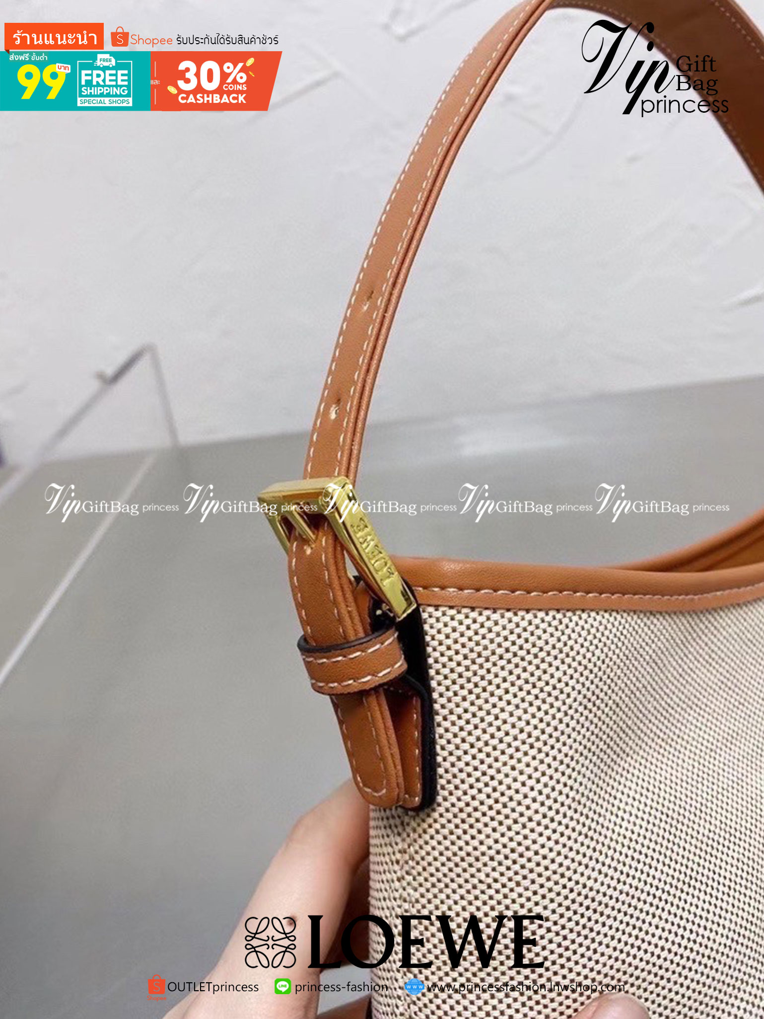 VIP 】LOEWE SHOULDER BAG VIP GIFT WITH PURCHASE (GWP) พรีเมี่ยมกิ๊ฟ Limited จาก LOEWE PERFUME DUTYFREE COUNTER รุ่นใหม่วัสดุ Canvas Fabric ผสมผสานหนังแท้ CalfSkin ดีไซน์และโทนสีลงตัวสุดคลาสสิค เปิดปิดด้วยซิปแบรนด์อะไหล่ทอง ภายในโล่งกว้างซับในผ้าฝ้ายลายก้าง