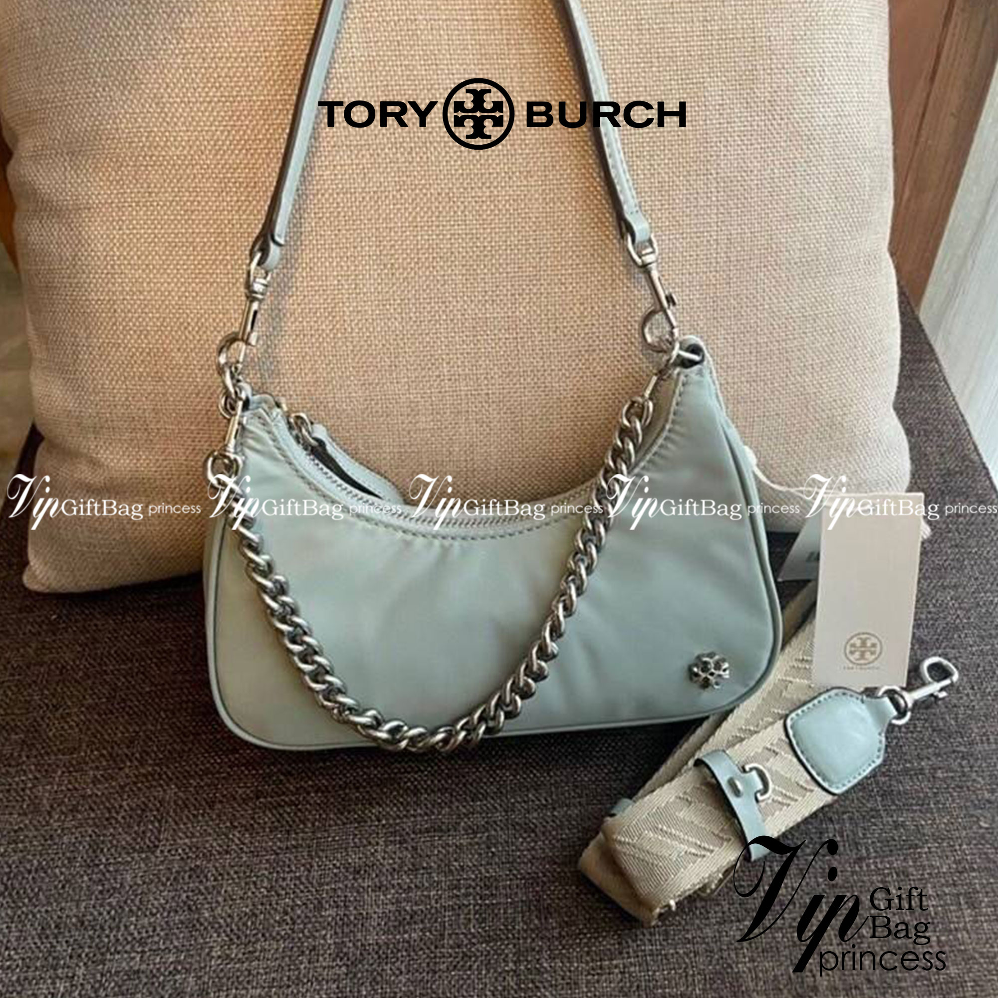 TORY BURCH handbag / TORY BURCH shoulder bag พร้อมส่งที่ไทย Tory Burch 151 Mercer Small Crescent Bag กระเป๋าถือหรือสะพายไหล่ วัสดุNylon อะไหล่เงิน น้ำหนักเบา พกพาสะดวก ใส่โทรศัพท์ iIphone+ ได้ ด้านในโล่งมีช่องเล็กใส่บัตร 2 ช่อง มาพร้อมสายสั้น สายหนัง+สายโ