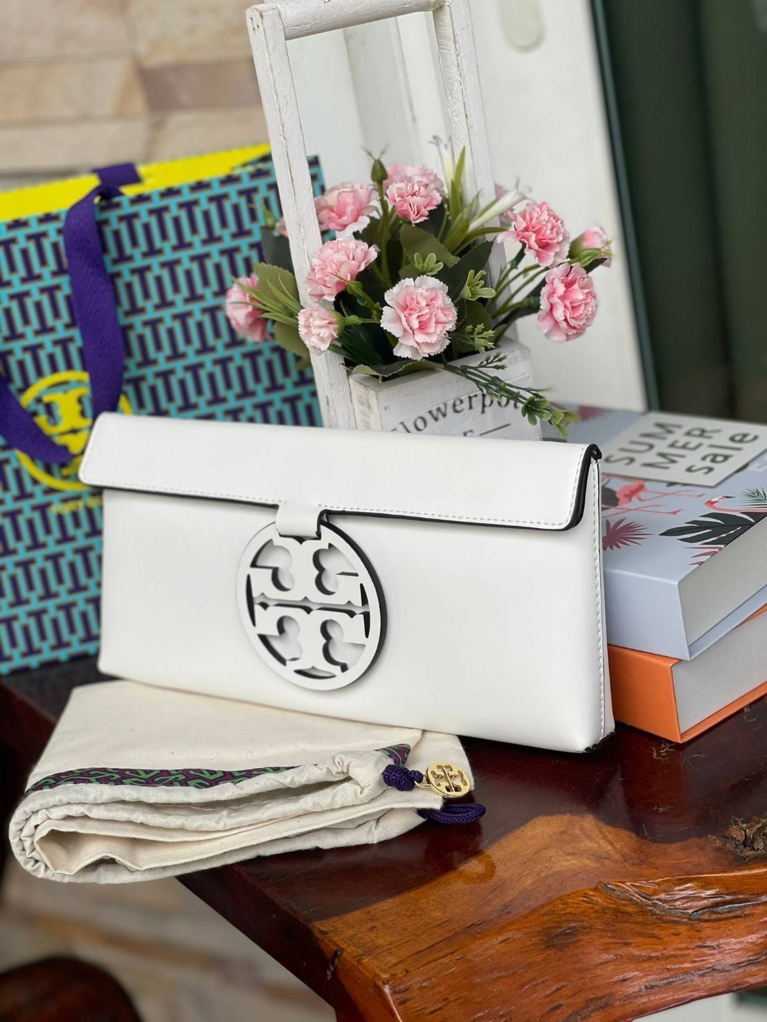 Tory burch Miller Metal clutch กระเป๋าคลัทช์ดีไซน์เรียบหรูออกแบบมาได้อย่างลงตัว ด้วยรูปทรงที่สวยงามและทันสมัย จากแบรนด์ Tory Burch ขนาดกำลังดี สามารถใส่กระเป๋าสตางค์หรือเครื่องสำอางค์ได้ตามขนาดกระเป๋า ในเรื่องของดีไซน์และLogo DoubleT เฉดเดียวกับสีของกระเป