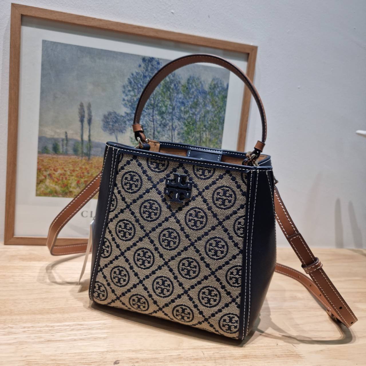 TORY BURCH SMALL T MONOGRAM MCGRAW BUCKET BAG กระเป๋าทรงบัคเก็ตโมโนแกรม เกรดออริ สลับแท้ 1:1 ใช้งานต่างประเทศได้