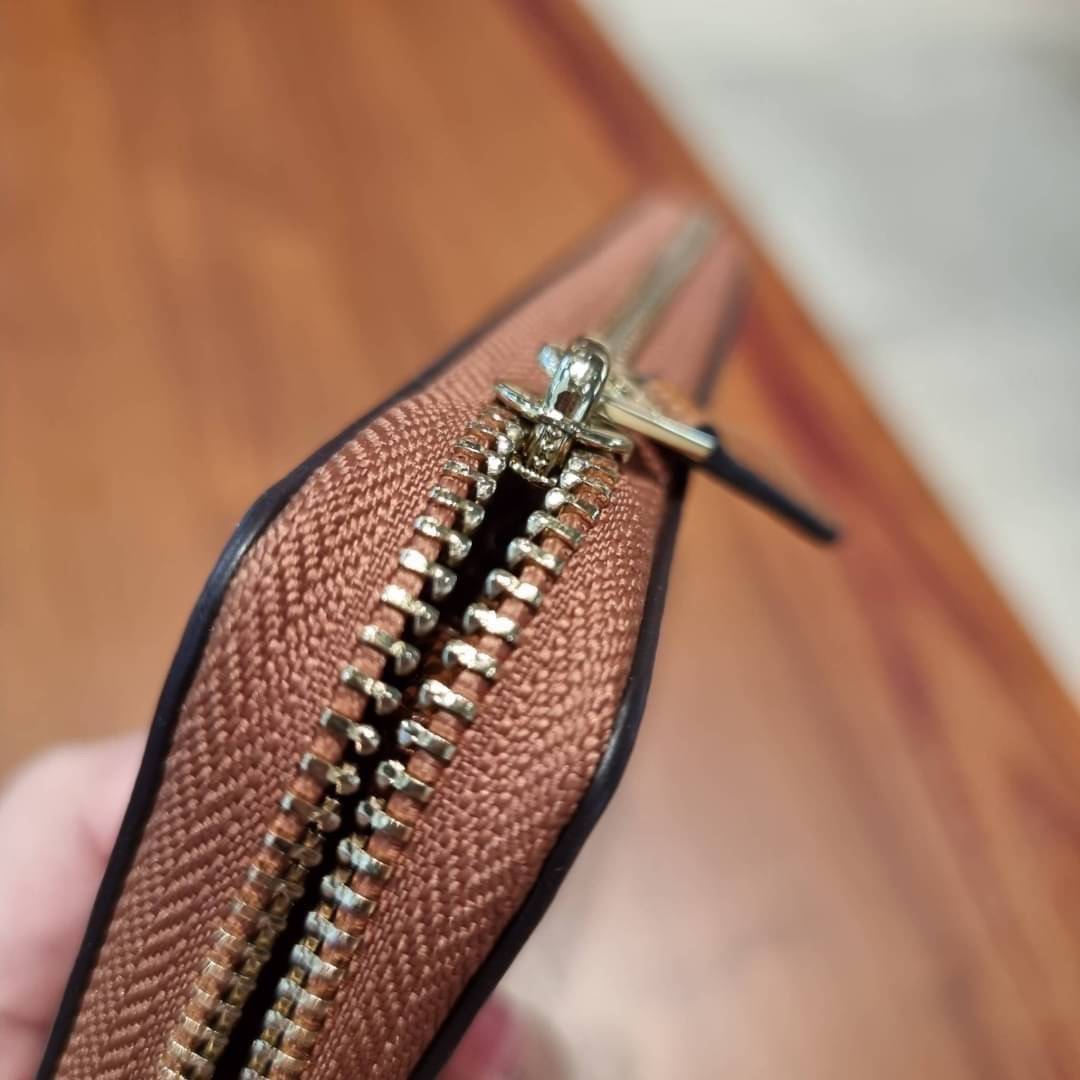 COACH ACCORDION ZIP WALLET IN SIGNATURE CANVAS WITH DAISY BUNDLE / MEADOW PRAIRIE / SPACED WILDFLOWER / DAISY BUNDLE PRINT C0033/F31778/69832 กระเป๋าสตางค์ใบยาว ลวดลายน่ารักน่าใช้มากๆ พื้นเป็นลายซีเอกลักษณ์ วัสดุหนังแคนวาสเคลือบลาย เปิด-ปิดด้วยซิปรอบ ใส่ม