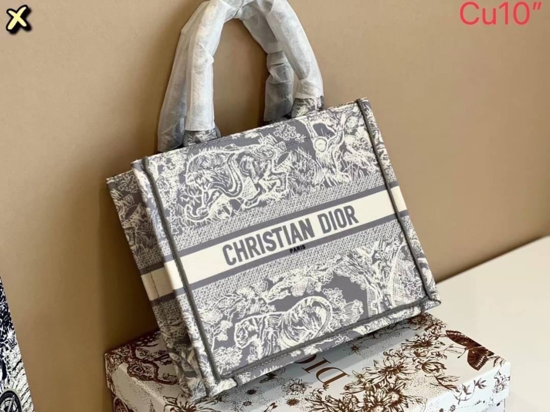 DIOR SMALL BOOK TOTE กระเป๋าสะพายทรงโท้ท สวยคลาสสิคขนาดกำลังดี พกพาสะดวก ใช้งานง่ายสุดๆ วัสดุงานทอละเอียดคุณภาพดี ภายในเป็นช่องโล่ง ใบจริงงานสวยเกินเบอร์!! สวยงามเกินราคา ไม่ผิดหวังจ้า