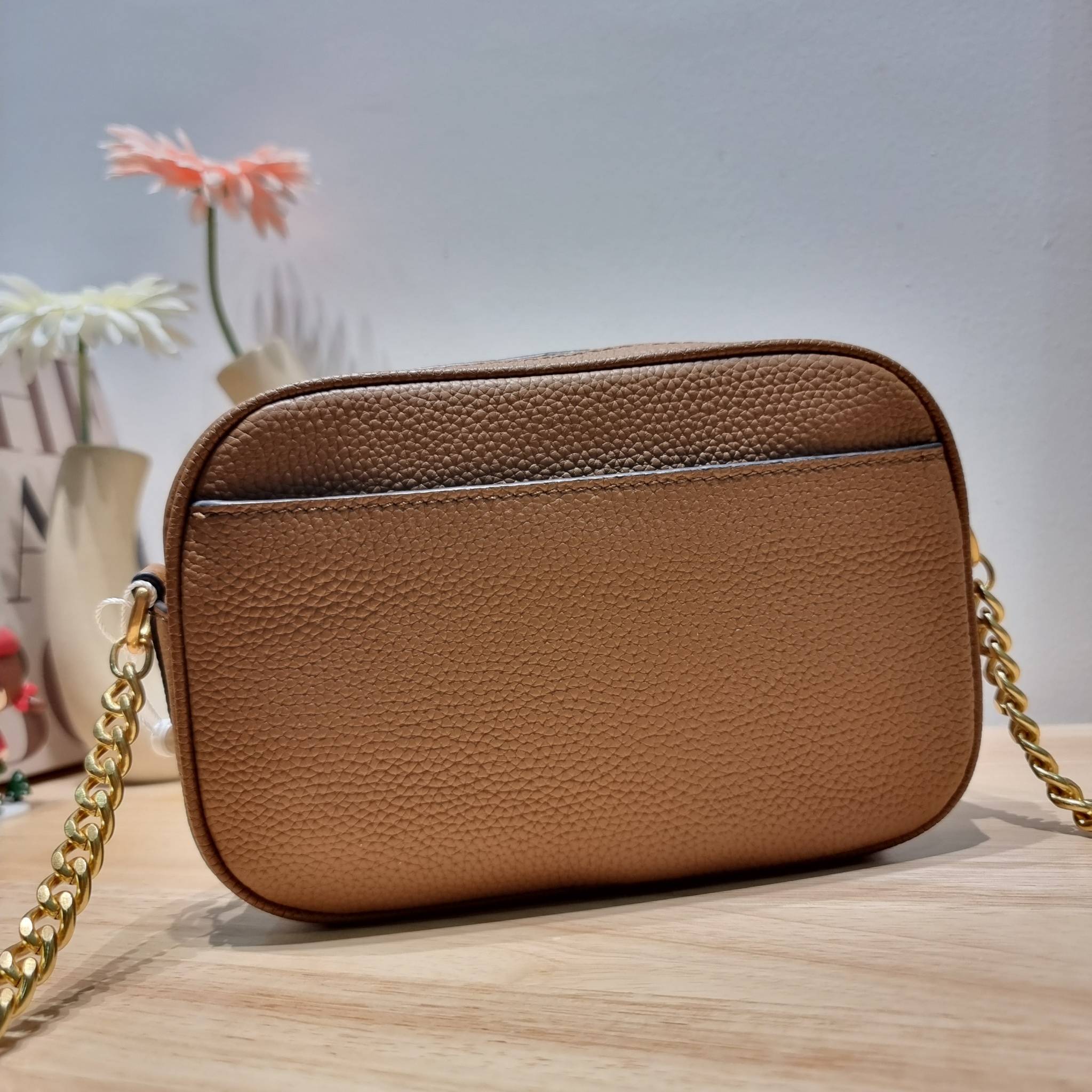 TORY BURCH MCGRAW CAMERA BAG ใหม่จากคอลเลคชั่นสุดคลาสสิค กับกระเป๋าสะพายข้าง ทรงกล่องไซส์กะทัดรัด น้ำหนักเบา ใช้งานง่ายด้วยซิปรูดเปิดปิด แมทช์ได้กับทุกสไตล์การแต่งตัว