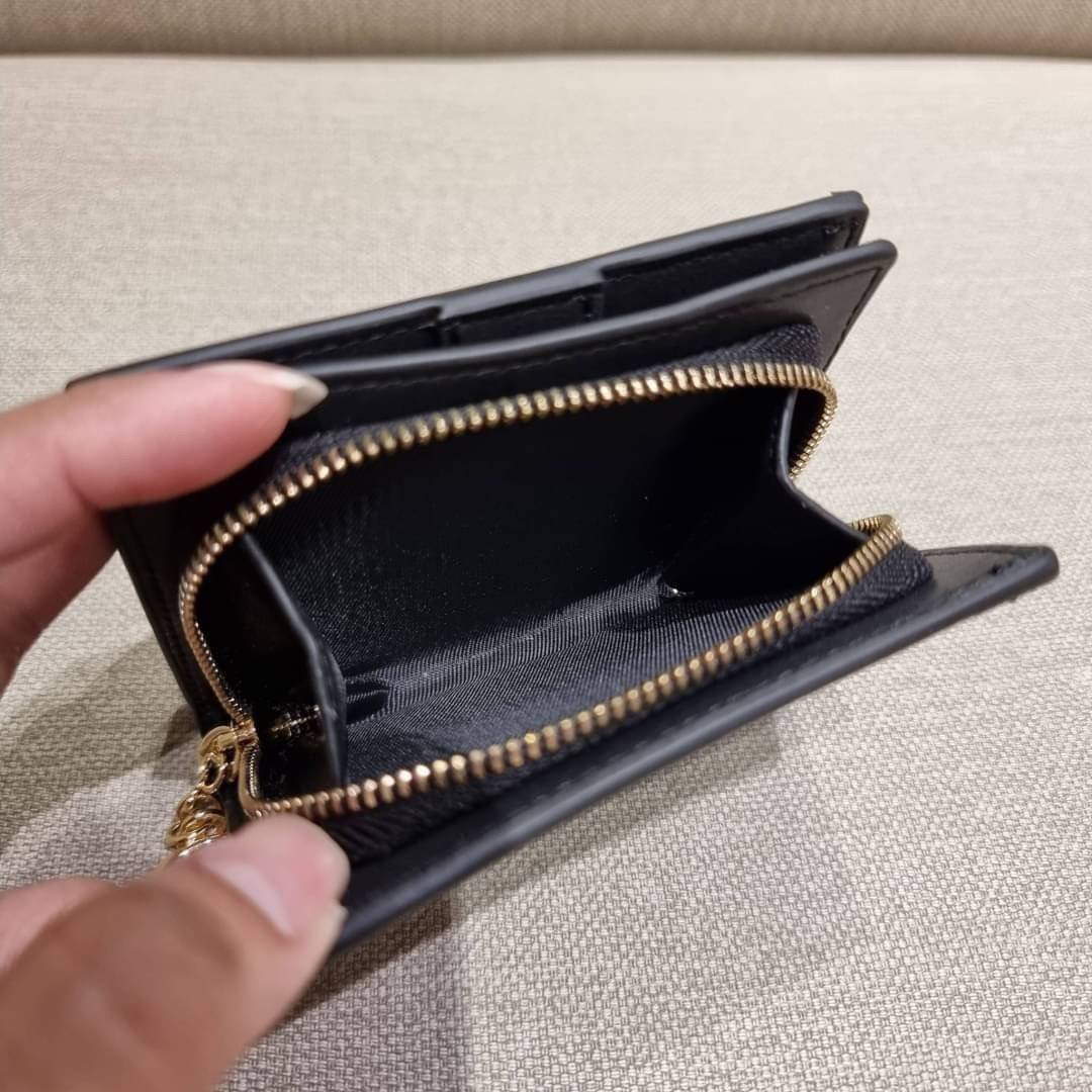 C4591 C4592 COACH COACH x PEANUTS SNAP WALLET IN SIGNATURE CANVAS WITH SNOOPY PRINT / WITH WOODSTOCK PRINT กระเป๋าสตางค์ใบเล็ก ขนาดกำลังเหมาะ ดีไซน์น่ารักอีกแล้วจ้า ♥️ มันน่ารักน่าใช้มาก โดดเด่นด้วยลายคอลเลคชั่นยอดฮิต วัสดุหนังแคนวาสเคลือบลาย เปิด-