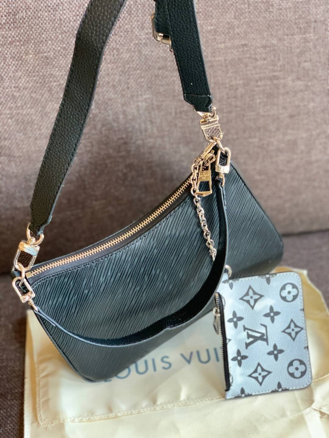VIP 🥂 LOUIS VUITTON MARELLR EPI LEATHER รุ่นนี้ลายหนังเป็นลายไม้ มีโลโก้แบรนด์แบบฉลุด้านหน้า มาพร้อมกระเป๋าใบลูกแบบซิปจัดเก็บได้ตรงช่องด้านหน้า สามารถถอดออกแยกใช้งานได้ต่างหากนะคะ เปิดปิดกระเป๋าแบบซิป ภายในโล่ง สามารถใส่กระเป๋าเงินใบยาวได้;ของจุกจ