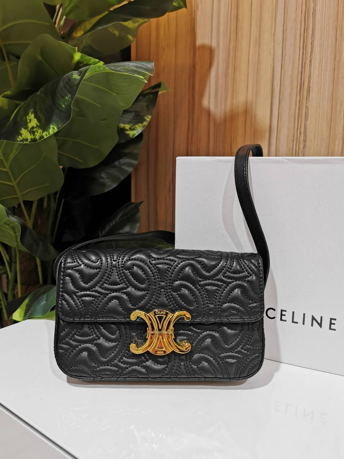 พร้อมส่งความสวย! ไอเท็มหายาก! ห้ามพลาดค่ะ! CELINE TRIOMPHE SHOULDER BAG VIP วัสดุหนังแท้ลวดลายเอกลักษณ์ของ CELINE TRIOMPHE ดีไซน์ยอดนิยมสไตล์สาว LISA เปิดปิดด้วยฝาปิดโลโก้แบรนด์อะไหล่ทอง ภายในโล่งกว้าง ใส่มือถือ กระเป๋าสตางค์ เครื่องสำอางค์ ของใช้จุกจิกได