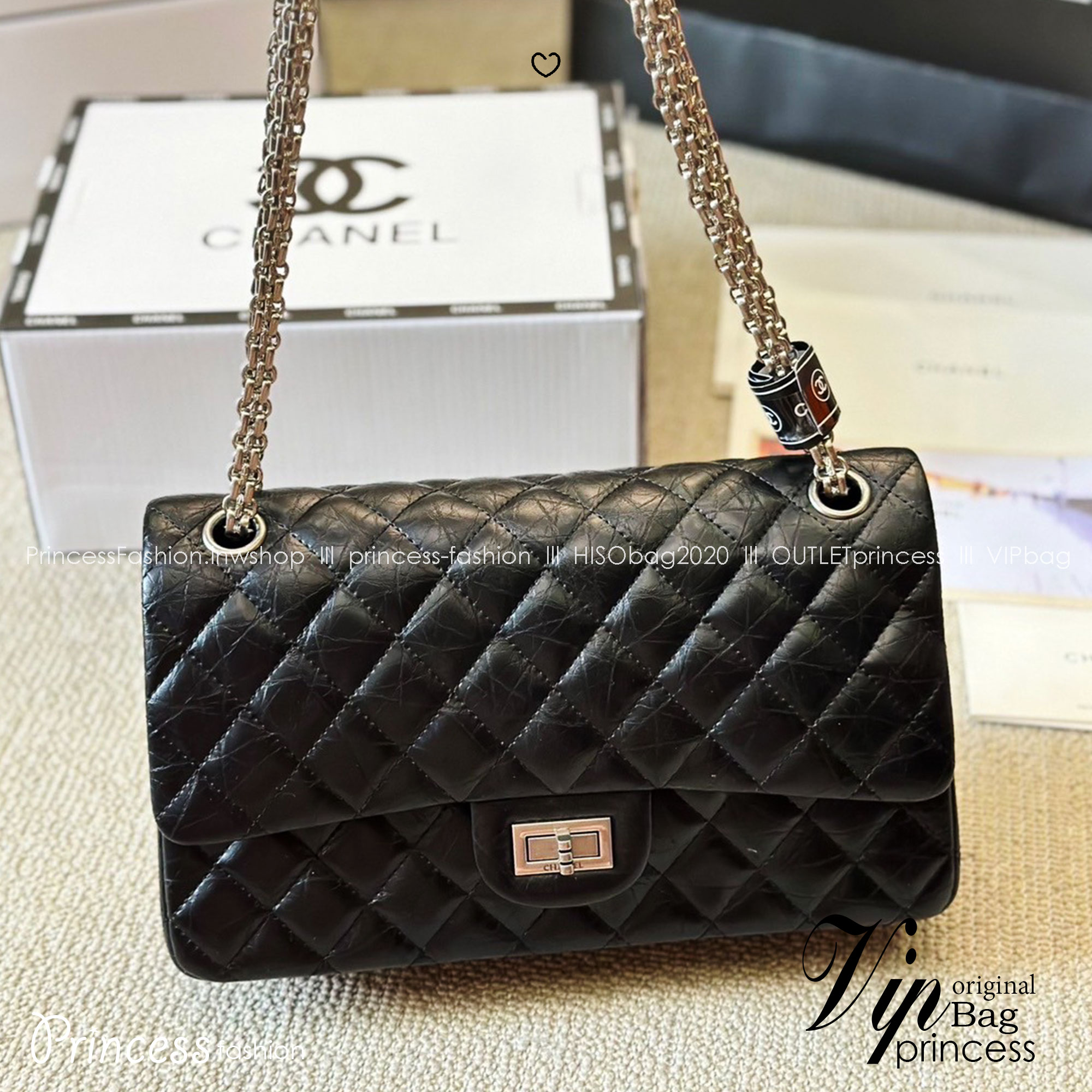 CHANEL 2.55 Handbag Aged Leather & Gold-Tone กระเป๋าสะพายหนังย่น แฝงความหรูในตัวตามเอกลักษณ์แบรนด์ สีดำ อะไหล่เงิน / ทอง