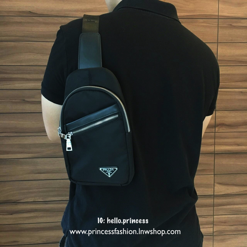 มาใหม่อีกหนึ่งรุ่น Prada เหมาะกับท่านชาย กับกระเป๋าคาดอก ทรงสวย ทรงฮิต วัสดุผ้า NYLON คุณภาพดี กันน้ำ100% ใส่ของได้หลากหลาย ตัวกระเป๋าอะไหล่สีเงิน มาพร้อมซิปด้านหน้ากระเป๋า ใส่ของได้หลากหลาย เพิ่มลุคเท่ในวันชิลๆให้กับคุณผู้ชายที่สุด จะซื้อใช้เองหรือเป็นขอ