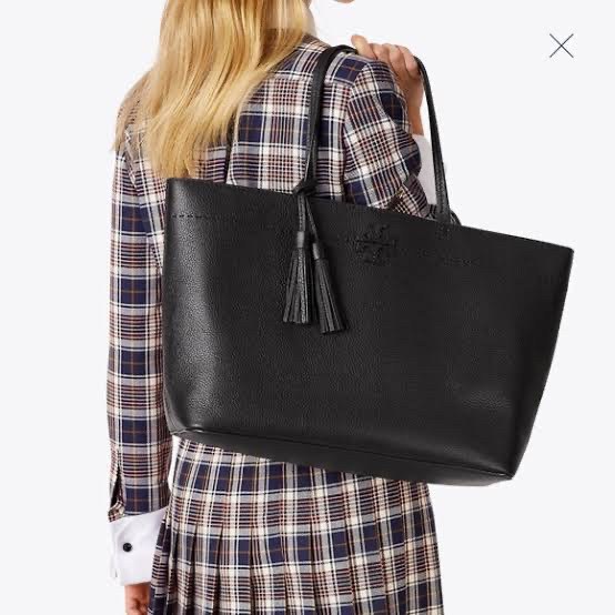 ของแท้ 💯% TORY BURCH MCGRAW LEATHER TOTE BAG กระเป๋าสะพายไหล่ทรงช้อปปิ้งใบใหญ่ สีดำสุดคลาสิค ตัวกระเป๋า วัสดุหนังแท้ ด้านหน้าปั้มทองโลโก้แบรนด์ ภายในช่องหลัก โล่งกว้าง มีช่องใส่ของย่อยอีกช่อง ใส่สมุดโน้ต ไอแพด หรือเสื้อผ้าสัก2-3ชุดได้สบายค่ะ
