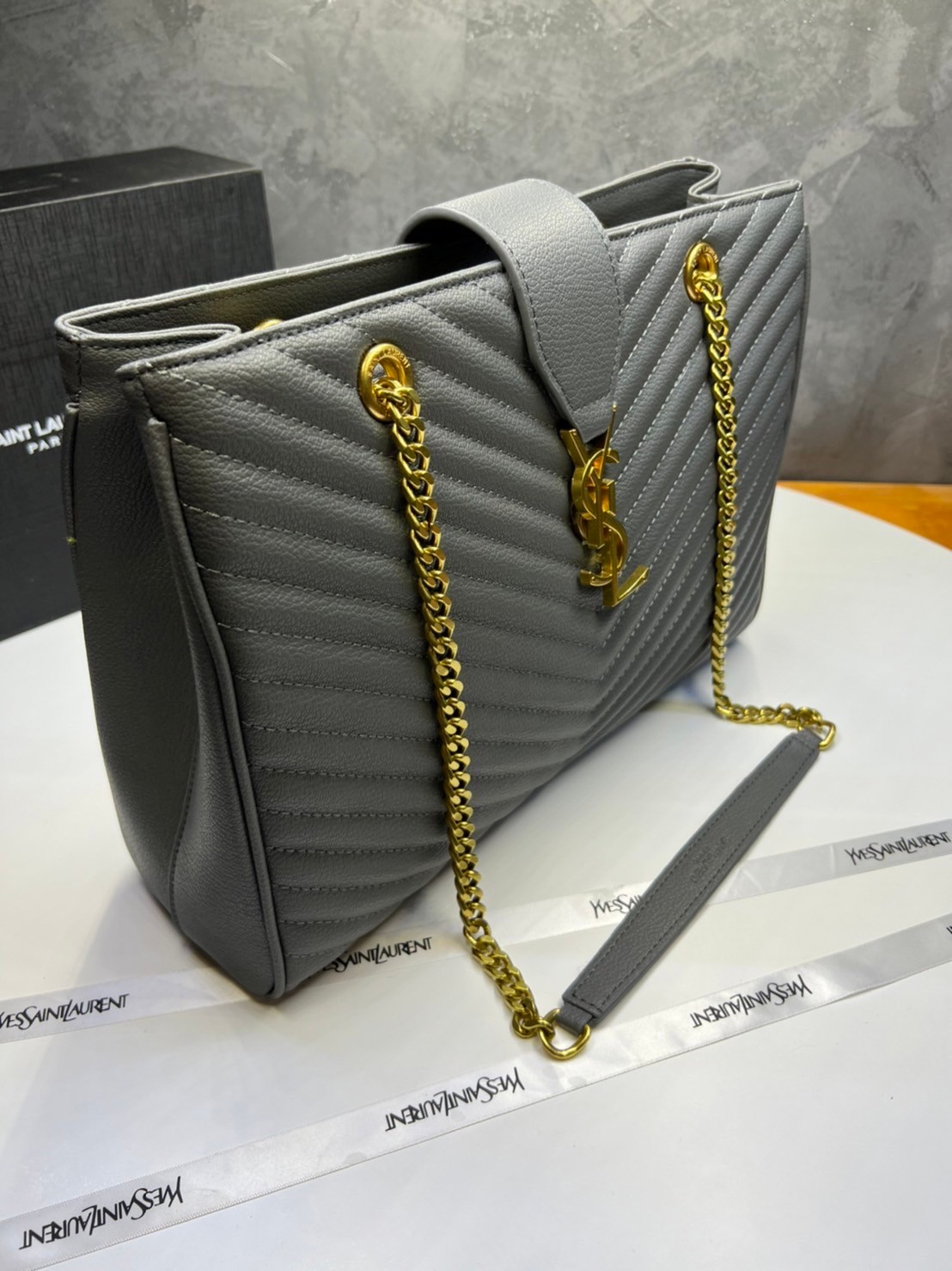 หนังแท้ Saint Laurent YSL Monogram Shopping Large Tote Bag กระเป๋าทรงช้อปปิ้งใบใหญ่ จุของได้เยอะ ภายในแบ่ง 2 ช่อง พร้อมซิปช่องกลาง ภาพสินค้าถ่ายจากงานขายจริง ใช้งานต่างประเทศได้