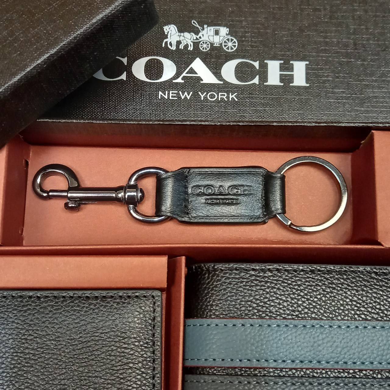 COACH COMPACT ID WALLET IN SPORT CALF LEATHER WITH KEY FOB LIMITED BOX(COACH F74991)🍁BOX SET กระเป๋าสตางค์ใบสั้น มาพร้อมใบลูกแบบแพ๊คคู่+และพวงกุญแจ//วัสดุหนังแท้ หนังนิ่ม เนื้อสัมผัสคือดีมากๆ ยิ่งจับ ยิ่งดูดี มาดเข้มบาดลึกลงตัวมาก ดูมีเสน่ห์น่าค้น