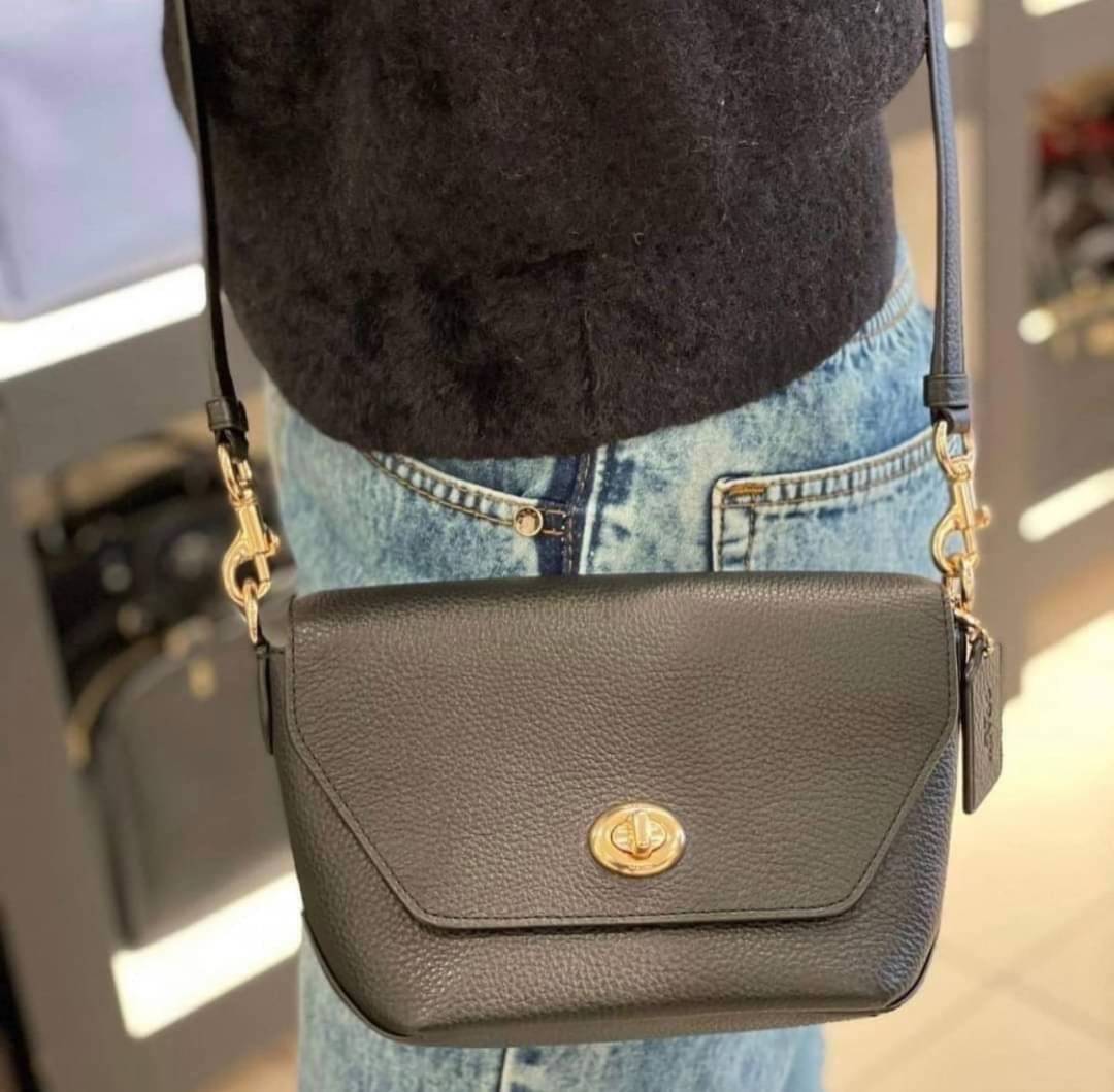 คอลเลคชั่นใหม่ ทั้งสวยทั้งคุณภาพค่ะ😘 COACH KARLEE CROSSBODY BAG 💐พร้อมส่ง ได้ไปไม่ผิดหวังแน่นอนค่ะ! สวยๆแบบคนดังระดับโลกกันค่าา กระเป๋าสะพายแบบครอสบอดี้ร์ หนังแท้นิ่มสวยงามมากๆค่ะ รูปทรงน่ารักกระทัดรัด เปิดปิดกระเป๋าแบบหมุนล็อค ภายในสามารถ