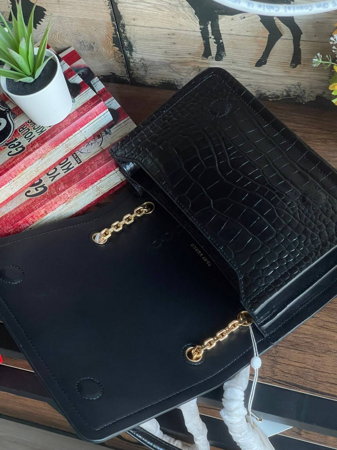 Tory Burch Black Carson Croc Embossed / TORY BURCH Carson Convertible Croc Leather รุ่นท็อปที่สาว ๆ หลายคนถูกใจ ด้วยทรงกระเป๋าคลาสสิกสุดเก๋ ใช้งานแบบไหนก็ดูดี ในลุคช์สาวหวานแบบสะพายสายคู่ หรือ ต้องการความคล่องตัวด้วยการสะพายแบบครอสบอดี้ มีดีไซน์ที่ Practi
