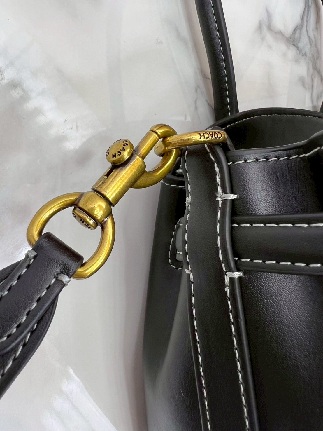 ORI หนังแท้ | Coach Soft Empire Carryall Bag 28 กระเป๋าสะพายทรงโฮโบ รุ่นใหม่ล่าสุด ดีไซน์เรียบง่าย สะพายไปคาเฟ่ ไปเที่ยวถ่ายรูปสวยๆ คือเหมาะสุดๆ หูสะพายยาว พอดีไหล่ ภายในแบ่งสัดส่วนไว้ดี ใบจริงหนังสวยมากๆ