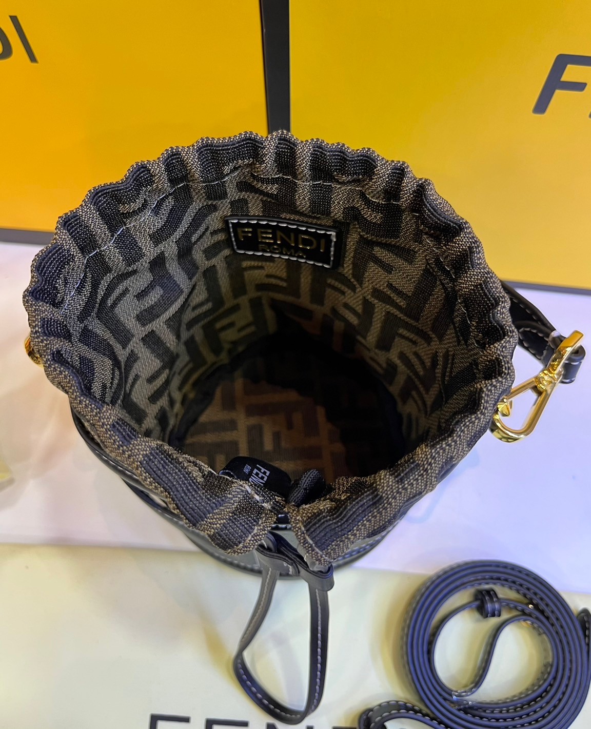 พร้อมส่ง 2 สี FENDI Step Out canvas bucket bag MINI 13cm กระเป๋าสะพายทรงบัคเก็ต ไซส์มินิ เกรดออริ สลับแท้ 1:1 ใช้ต่างประเทศได้