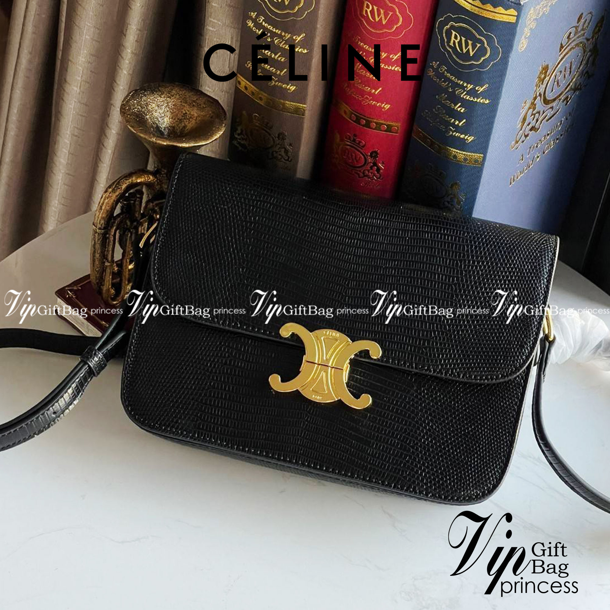 Celine MEDIUM TRIOMPHE BAG IN SHINY By croc มีรูปทรงเป็นกล่องคล้ายกับกระเป๋า Classic Box แต่มีการออกแบบโลโก้ที่สะดุดตาแบบวินเทจ ด้วยดีไซน์หรูหราและที่ดูโฉบเฉี่ยวเ้วยลงดลายcroc มีความคลาสสิคอย่างเต็มเปี่ยม ทำให้เป็นที่ดึงดูดความสนใจของสาวๆ ด้วยความคล่องตัว