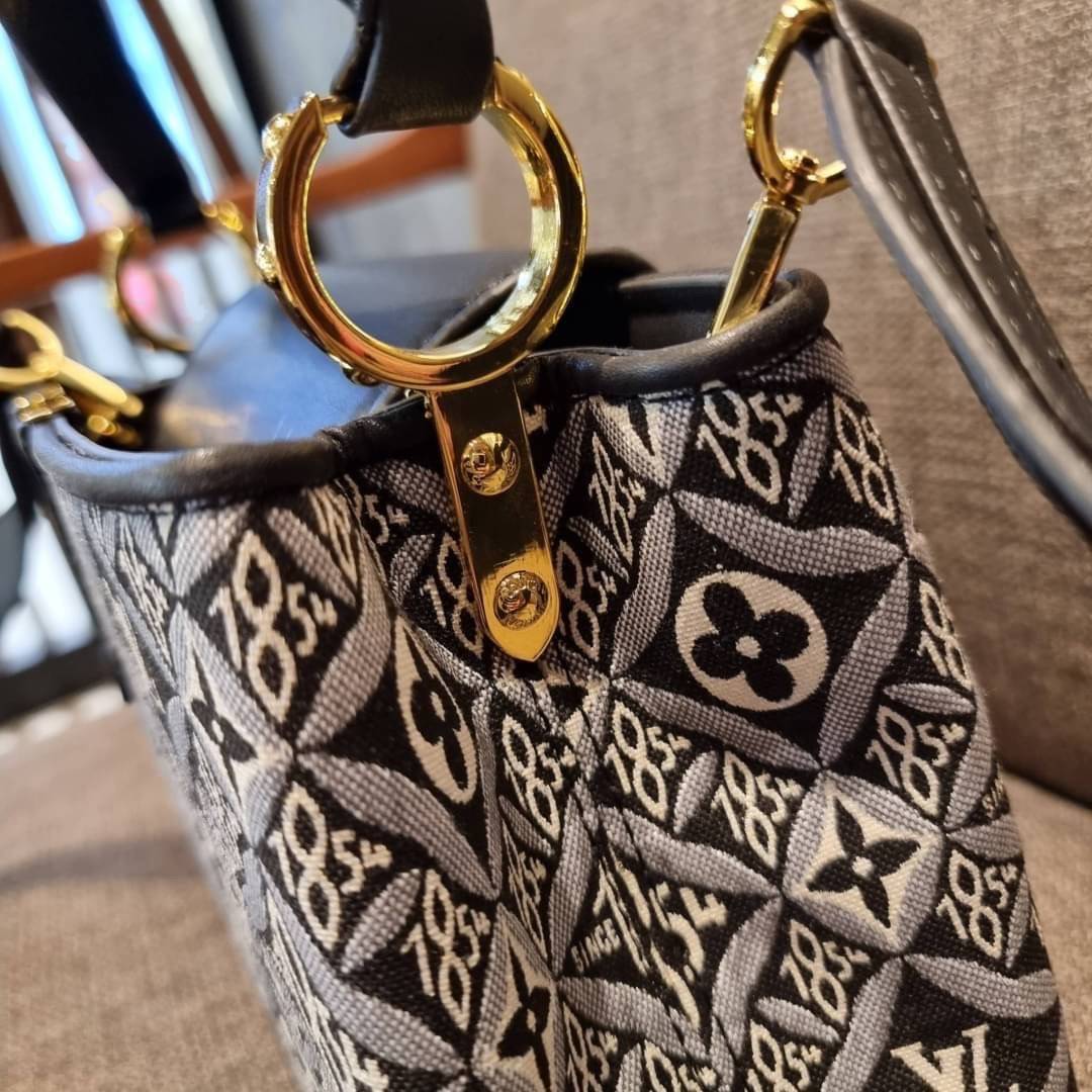 LV capucines top handle with vintager 1854 / LV SINCE 1854 CAPUCINES MM ที่สุดของความสวยในดีไซน์คลาสสิคย้อนยุค กระเป๋าถือสุดหรู มาพร้อมหูจับในตัว ด้วยรูปทรงวินเทจและวัสดุผ้าแคนวาสคละลายเต็มใบ สร้างดีเทลให้ไอเท็มนี้ได้ลุคผู้ดีไปอีก และยังมีลูกเล่นที่ฝาปิดก