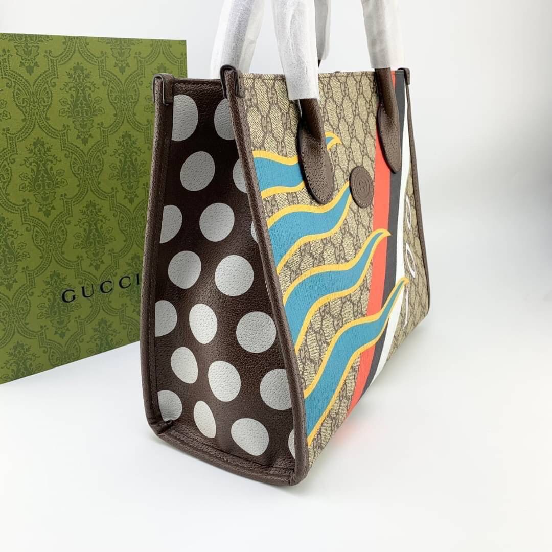GUCCI Printed Monogrammed Coated-Canvas and Leather Tote Bag / GG Shopping Bag กระเป๋าไซส์ใหญ่ โดดเด่นด้วยลายปริ๊น สวยเอกลักษณ์ พร้อมส่งที่ไทย ภาพสินค้าถ่ายจากงานจริง ใช้งานต่างประเทศได้ วัสดุหนังแคนวาส ภายในโล่งกว้างมาก ใส่ของแบบแน่นๆ จุๆไปได้เลย หมดห่วง
